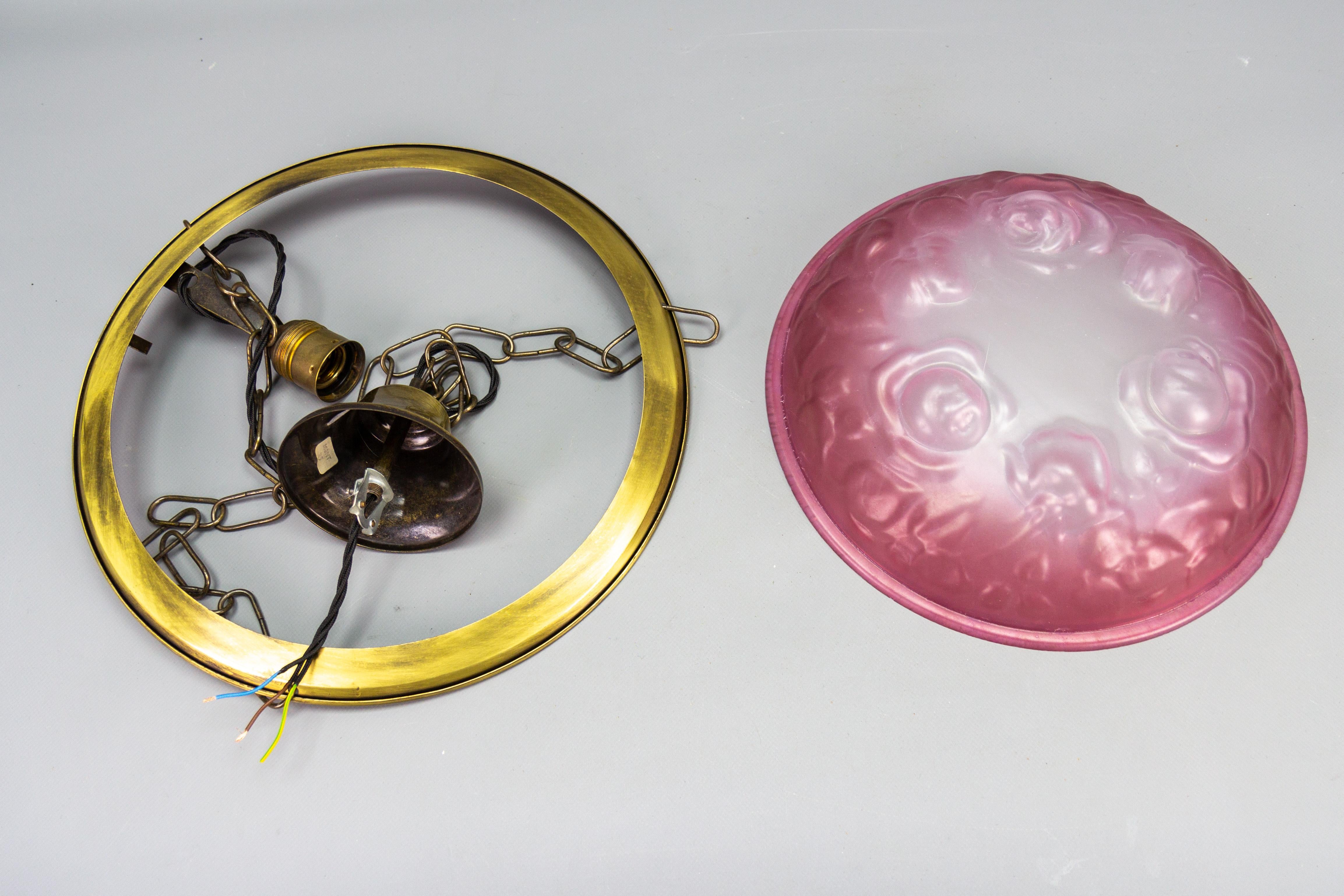 Französische Vintage-Pendelleuchte aus rosa und weißem Glas im Art-déco-Stil mit Rosen im Angebot 5