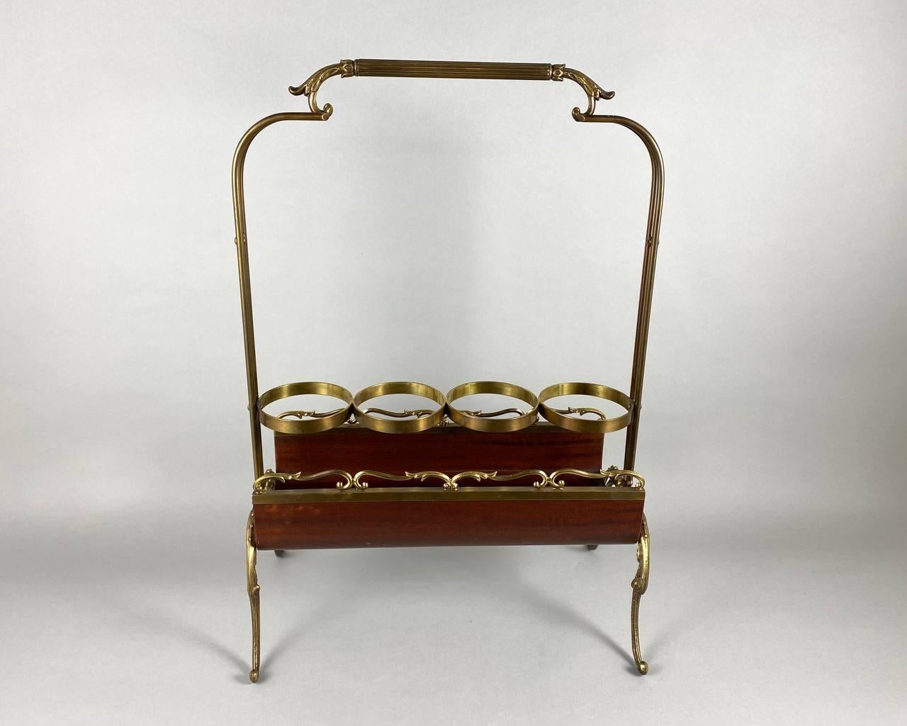 French vintage Art-Nouveau wine rack to store 4 bottles. With brass and bronze handle and bentwood, 1970s.

This is a very rare item.

This bottle rack will be used to store beautiful bottles of wine and take them to a picnic or to store other