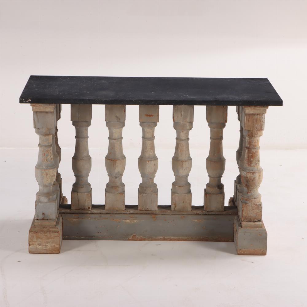 Super !  Imaginez cela dans votre foyer ou votre solarium. Il s'agit de l'une des deux tables françaises assorties que nous proposons à la vente. Il semble que ces tables aient été fabriquées à partir d'une balustrade vieille de 100 ans. Tout le