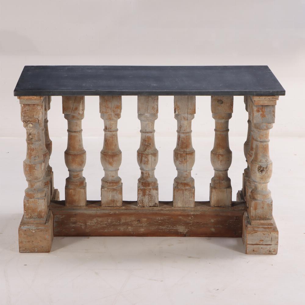 Super !  Imaginez cela dans votre foyer ou votre solarium. Il s'agit de l'une des deux tables françaises assorties que nous proposons à la vente. Il semble que ces tables aient été fabriquées à partir d'une balustrade vieille de 100 ans. Tout le
