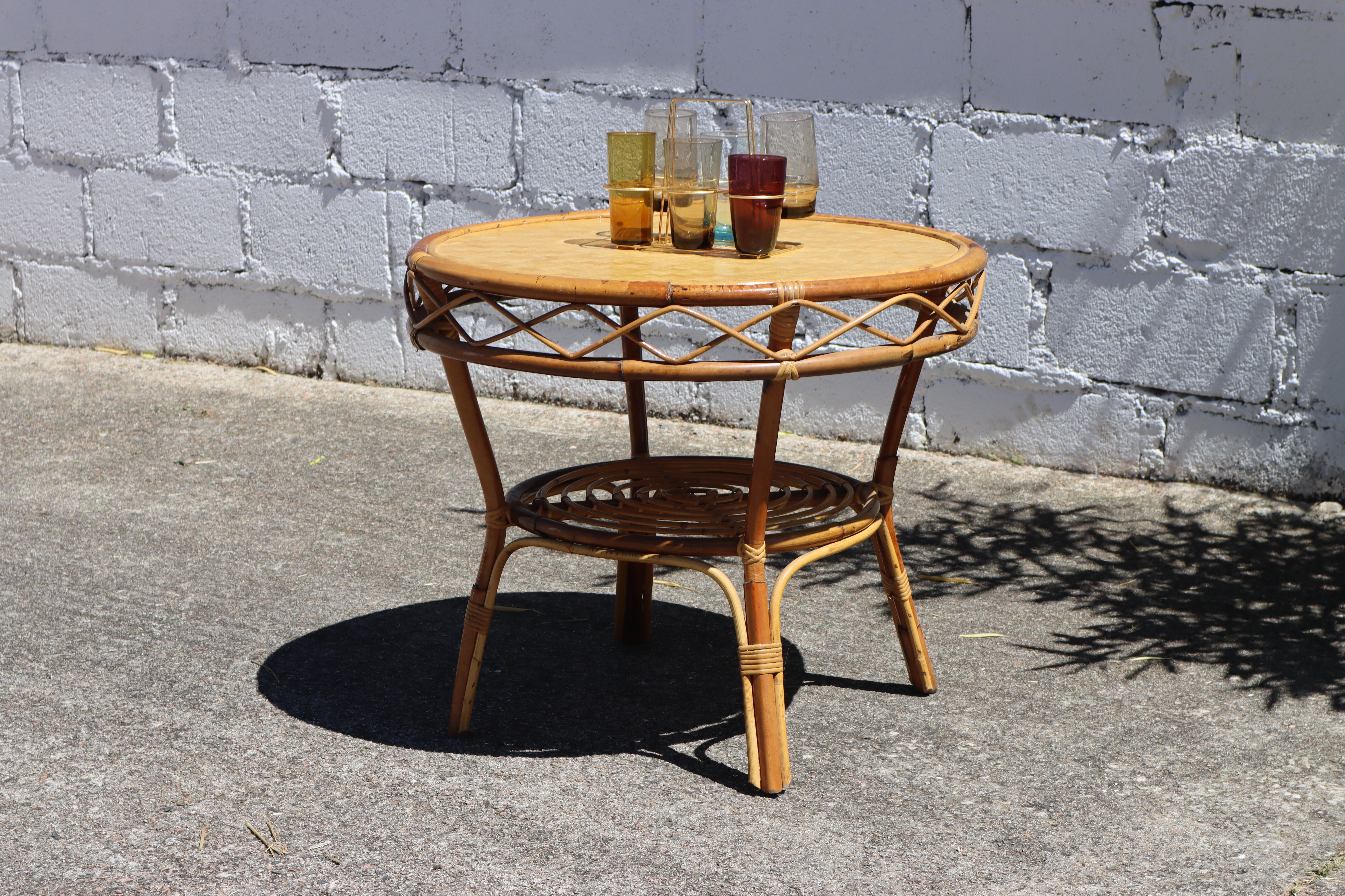 Late Mid Century round Patio Table-Bamboo Coffee Table from the 60s
Beautiful perfectly crafted bamboo table
Table top in bright wide wattle - the table has a storage space.
The table is sturdy - heavy and well made - the support of the tabletop is