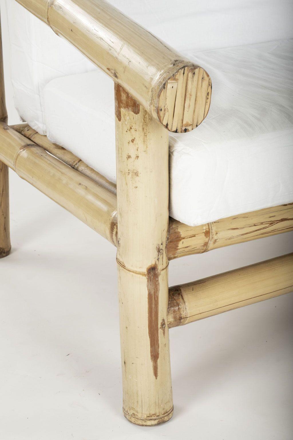 Französisches Vintage-Bambussofa mit neuen Sitz- und Rückenkissen. Zwei davon sind verfügbar und werden einzeln für je 3.600 $ verkauft.