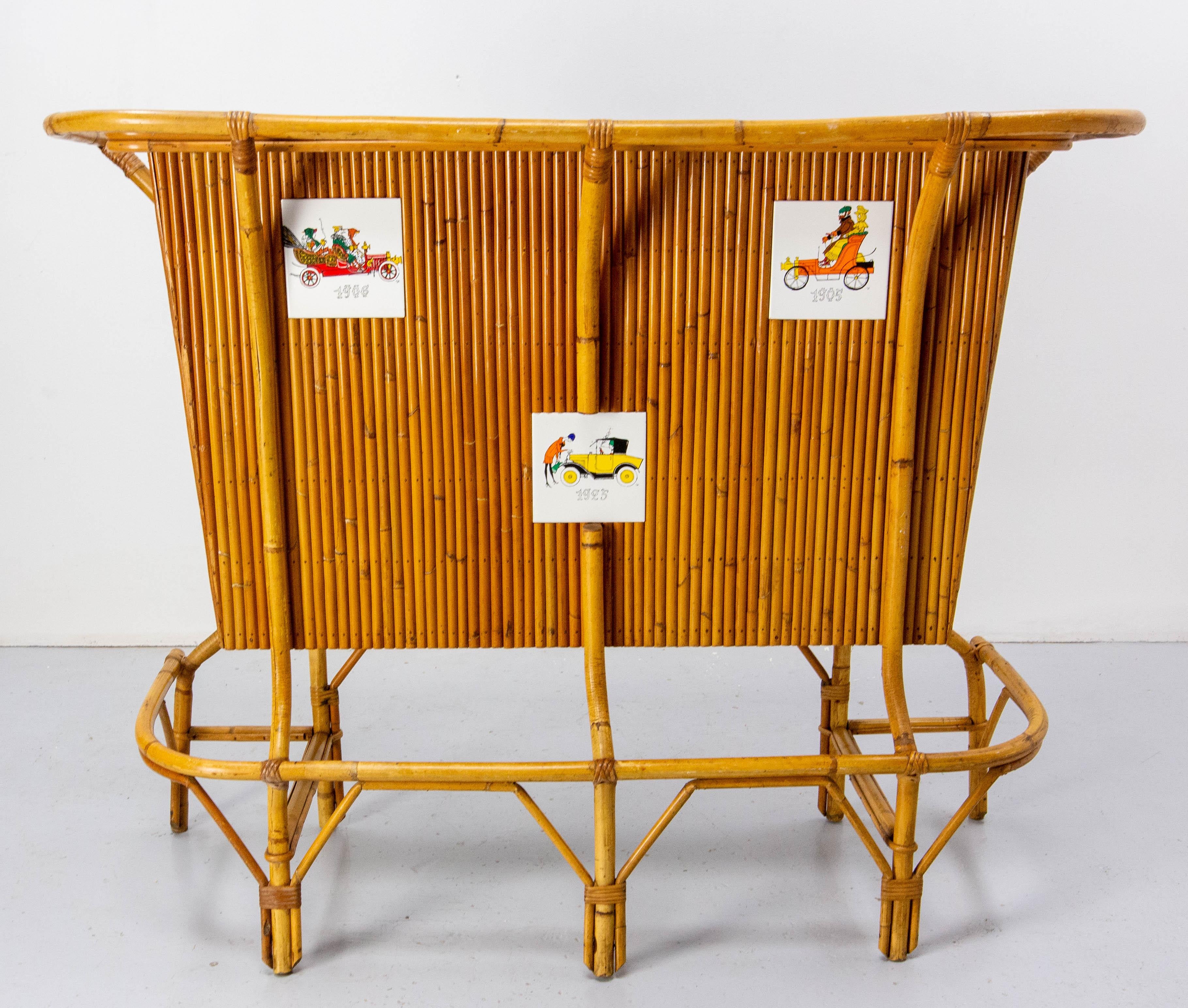 Cocktailbar, französisch, Mitte des Jahrhunderts 
Dieses Möbel ist mit seiner sorgfältigen Rattanverarbeitung einzigartig. Alle Teile aus gebogenem Rattan (obere Stange und Fußstange) sind wunderschön ausgeführt und haben sich bewährt.
Perfekt für