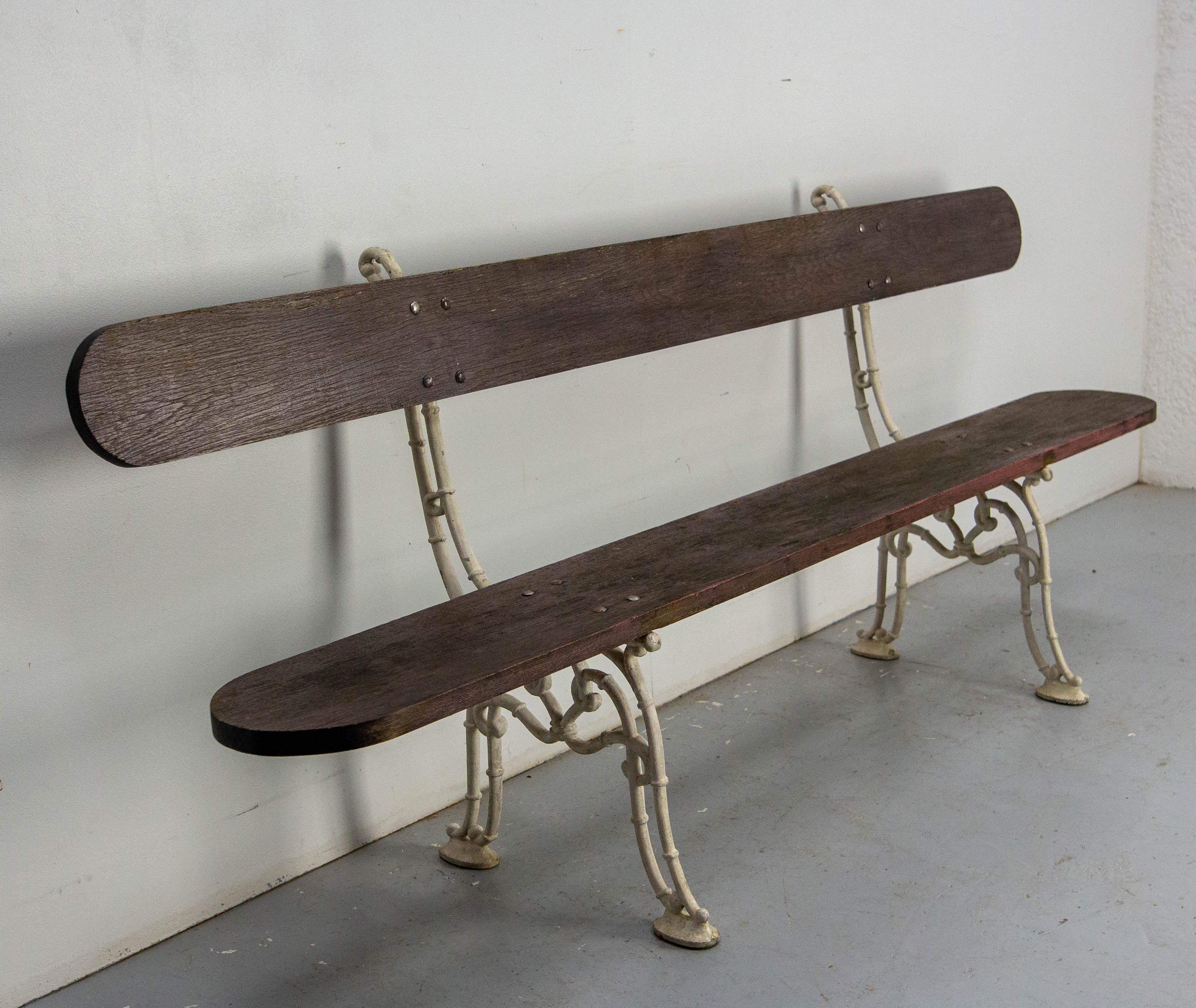 Circa 1960 French garden bench with painted cast aluminium uprights and oak.

Good vintage condition with nice patina.
Delivered disassembled

Shipping :
200 / 56 / 11 cm 24 kg.