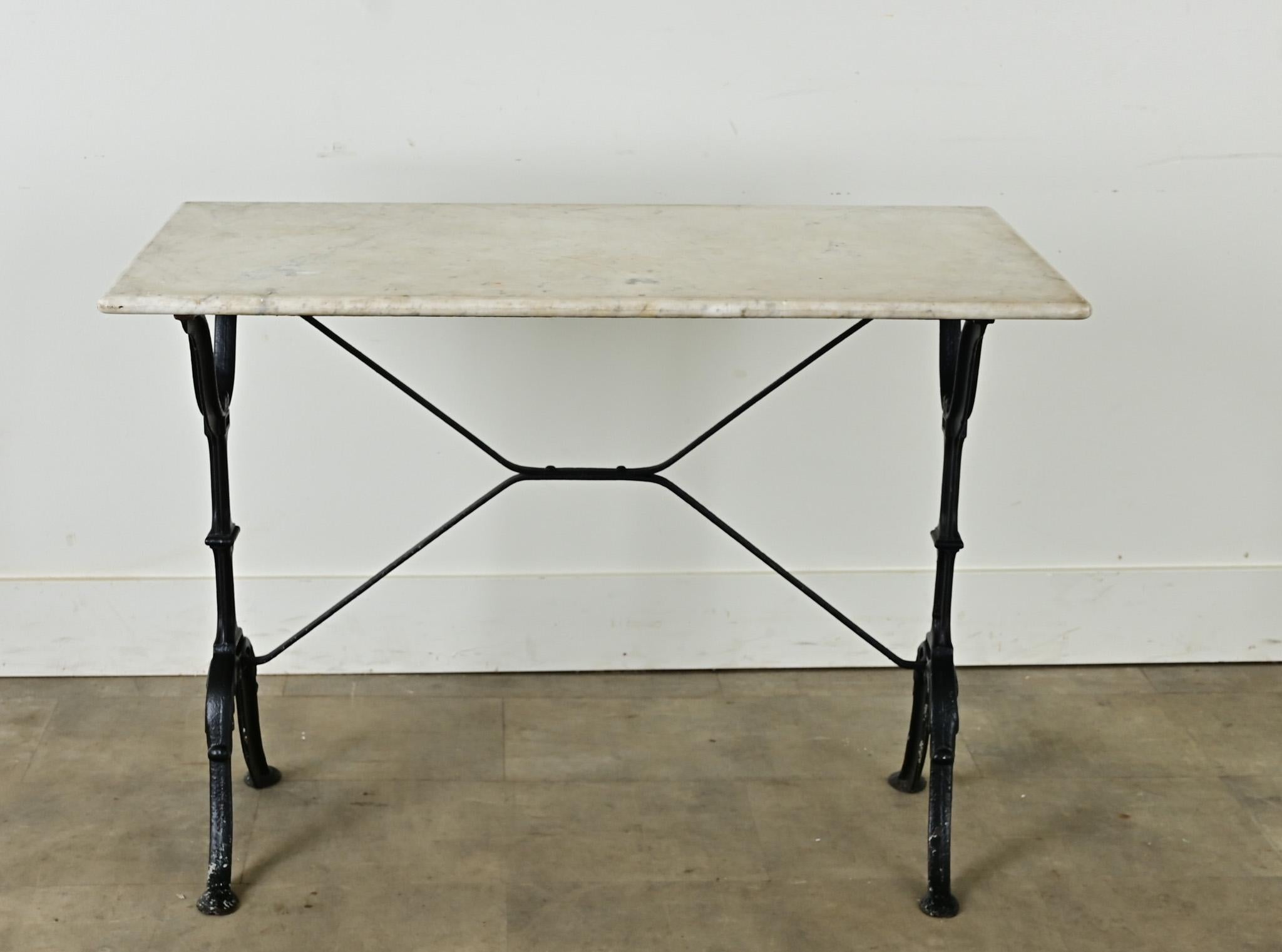 Une charmante table de bistrot française du 19ème siècle, parfaite pour recevoir ou pour un usage quotidien, à l'intérieur comme à l'extérieur. Le plateau en marbre de Carrare d'origine présente des veines grises fines mais abondantes sous une
