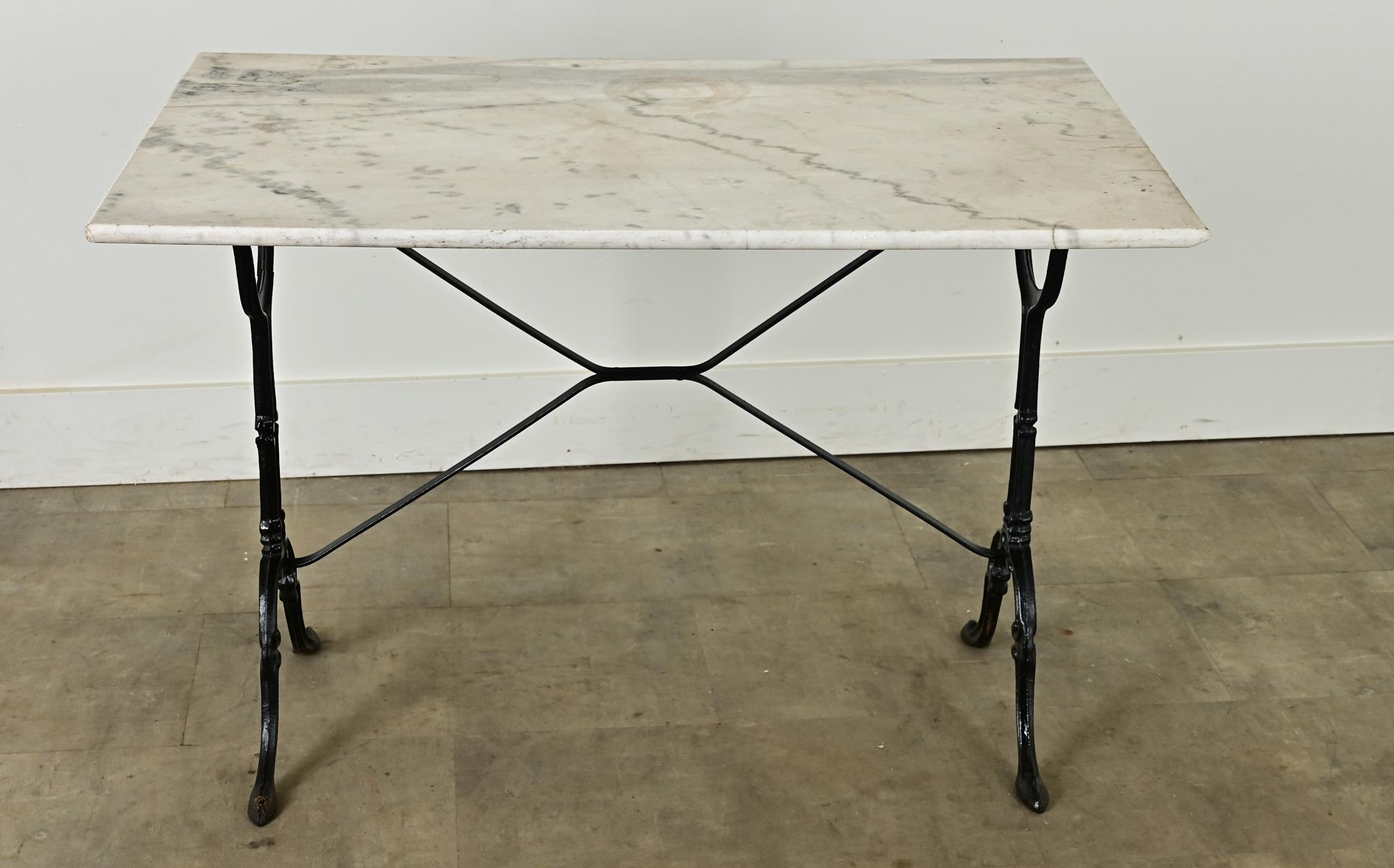 Une charmante table de bistrot française du 19ème siècle, parfaite pour recevoir ou pour un usage quotidien, à l'intérieur comme à l'extérieur ! Le marbre blanc d'origine présente des veines grises expressives sous une surface lisse. Rayures et