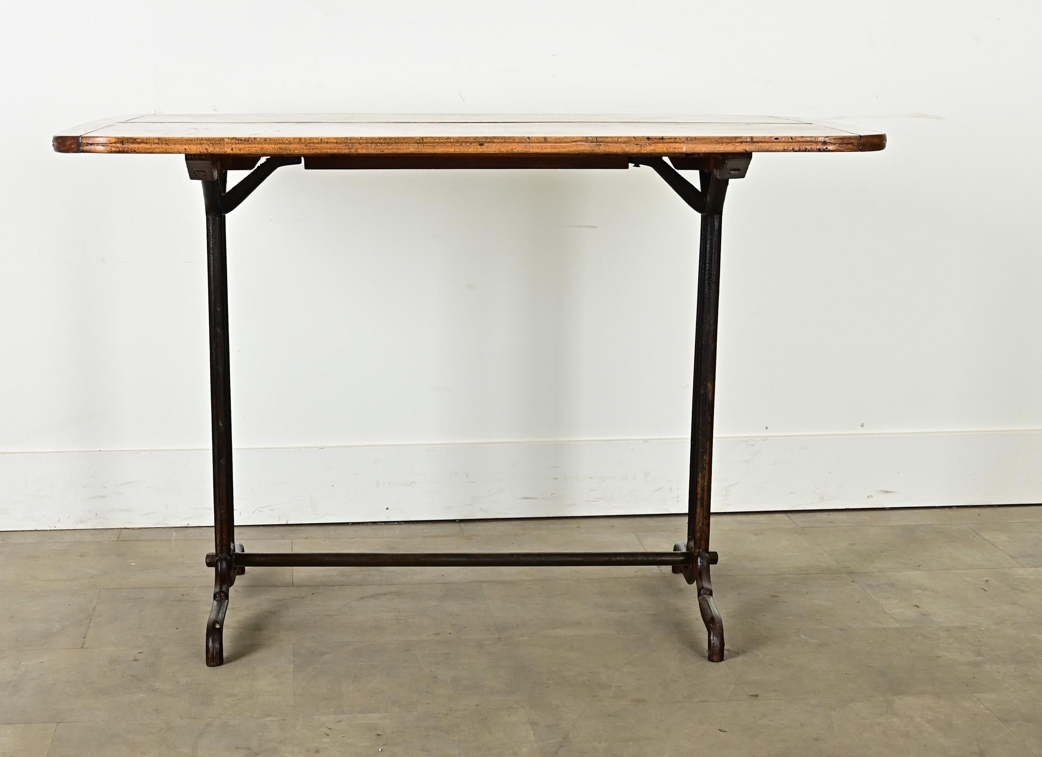 Autre Table de bar vintage française avec plateau en bois en vente