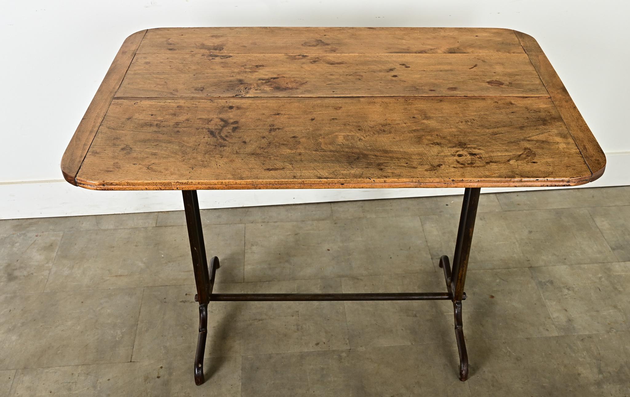 Français Table de bar vintage française avec plateau en bois en vente