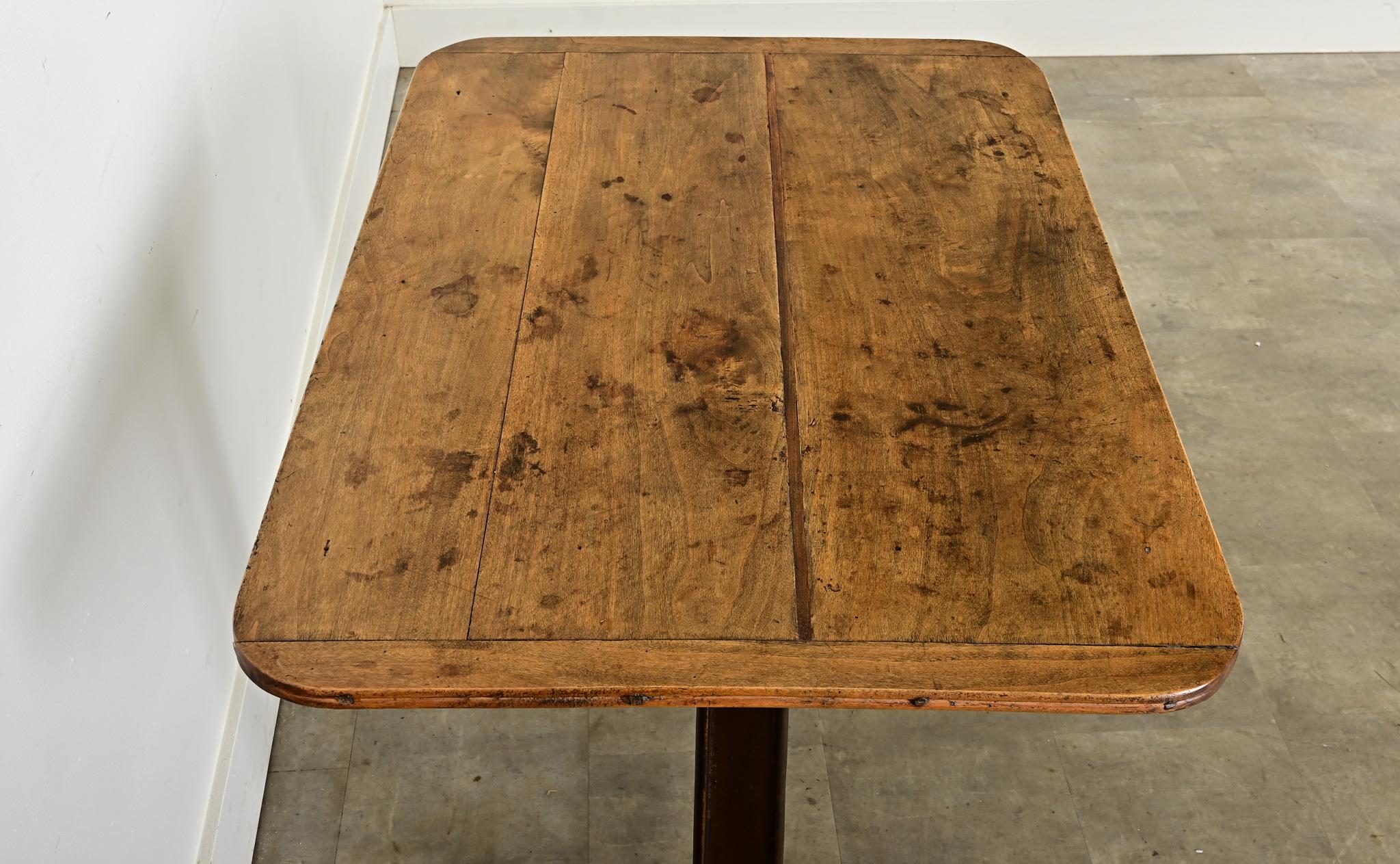 Moulage Table de bar vintage française avec plateau en bois en vente
