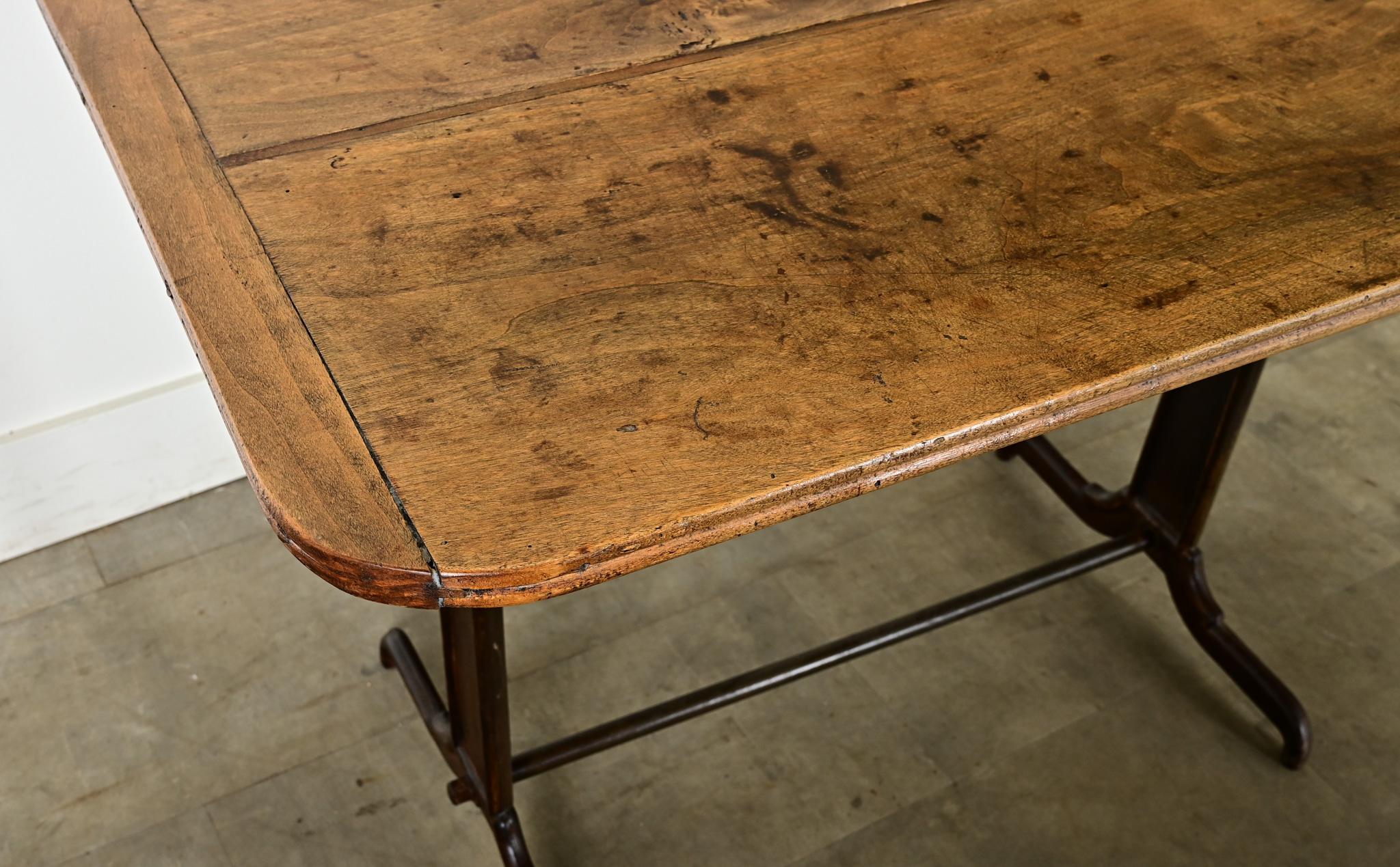 Table de bar vintage française avec plateau en bois Bon état - En vente à Baton Rouge, LA