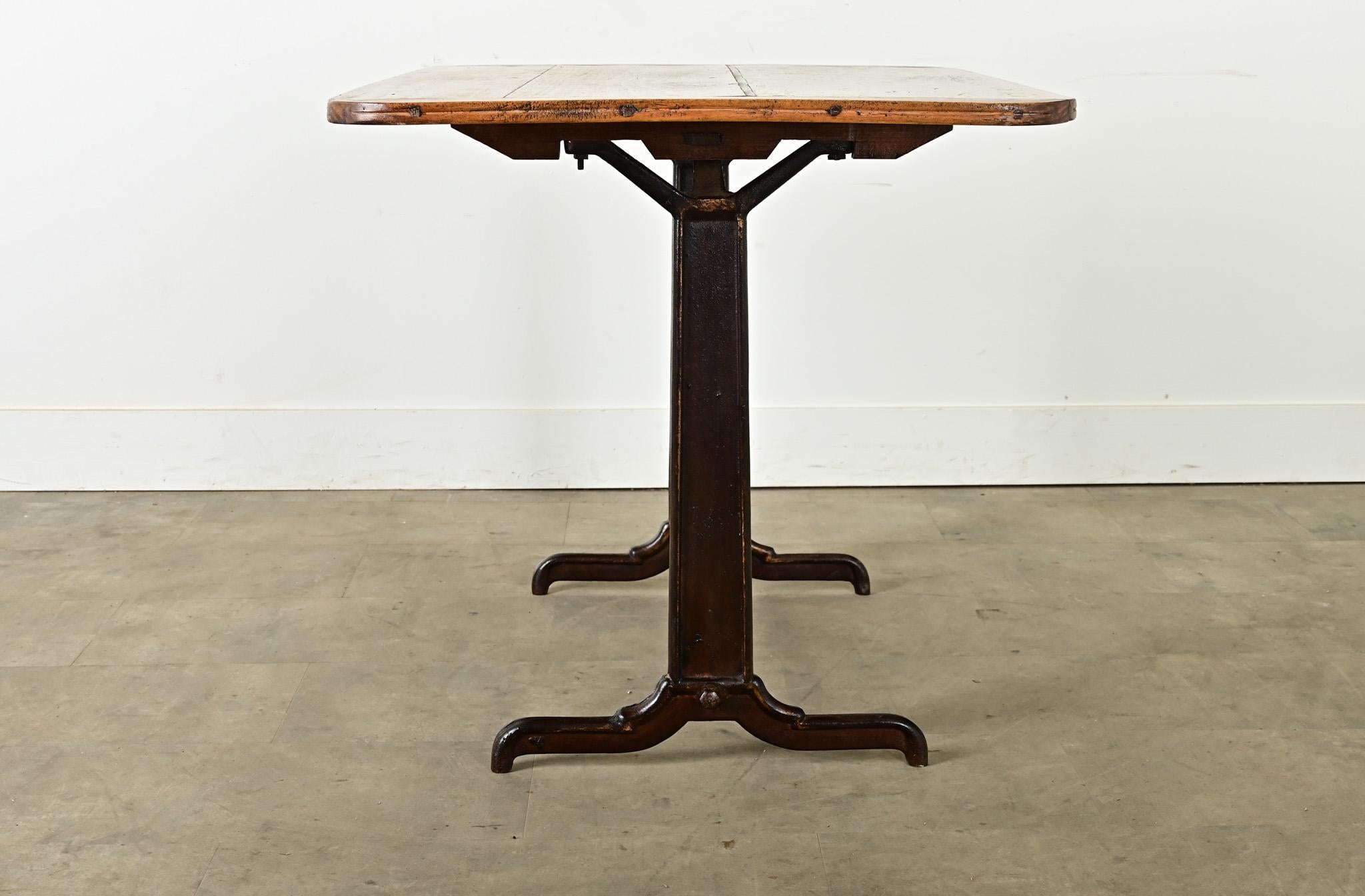 Fer Table de bar vintage française avec plateau en bois en vente