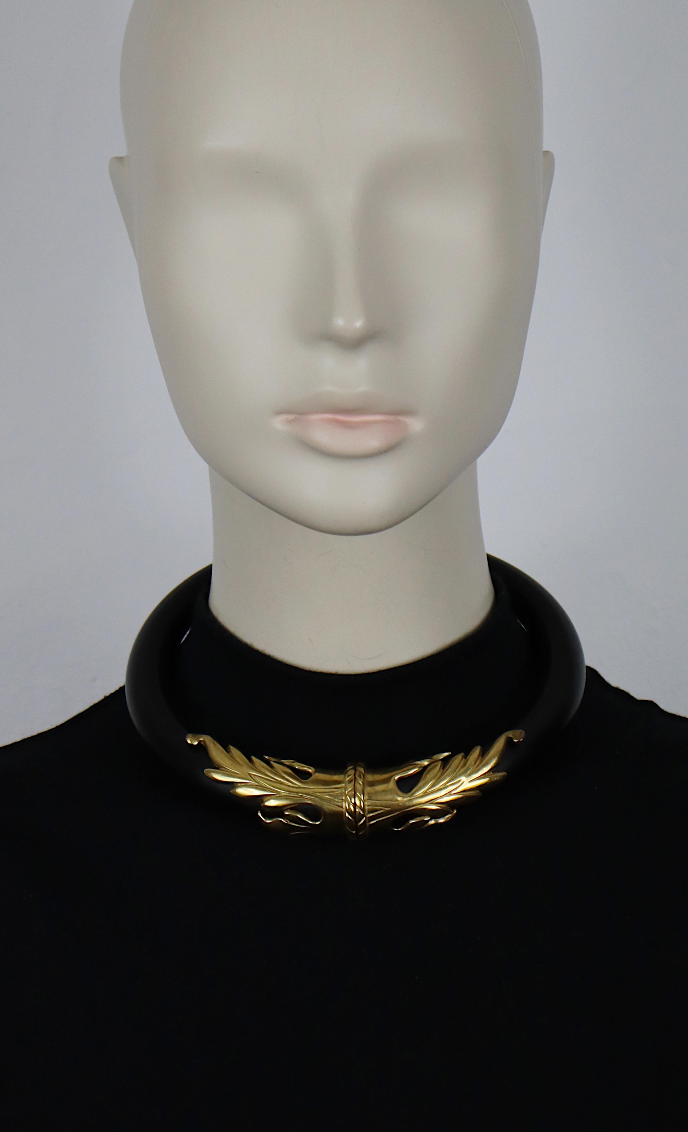 French vintage black resin choker necklace embellished with gold tone foliage.

Magnetic clasp.
Pivoting system to easily position the collar around the neck.

Unsigned.

Indicative measurements : inner circumference approx. 40.21 cm (15.83 inches)