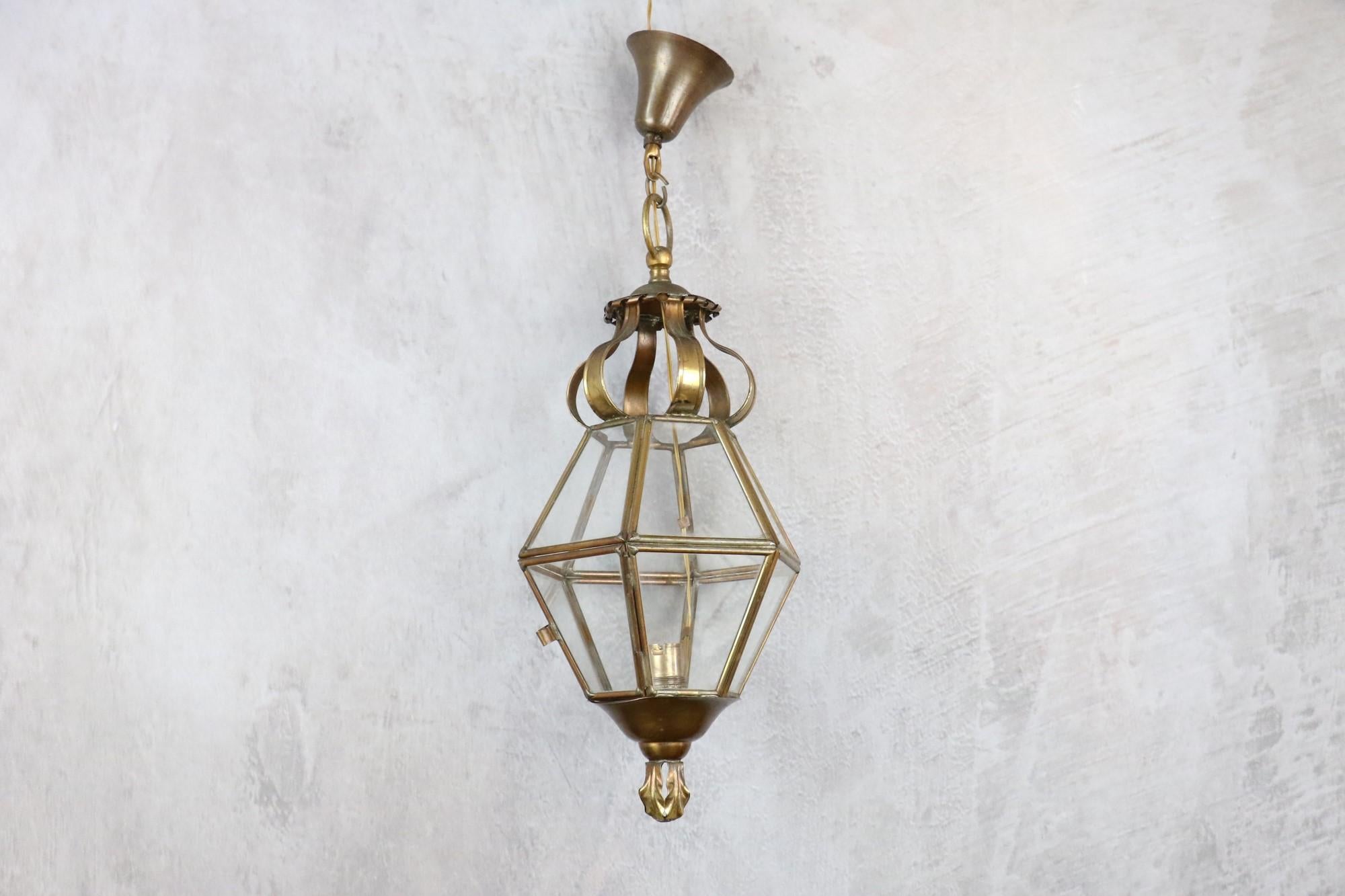 French vintage brass and cut clear glass hexagonal hanging lantern from circa the 1950s.
This adorable pendant lantern features a hexagonal brass and metal frame. Six faces and 12 clear glass panels on two levels.

Its height is 54cm (45cm without
