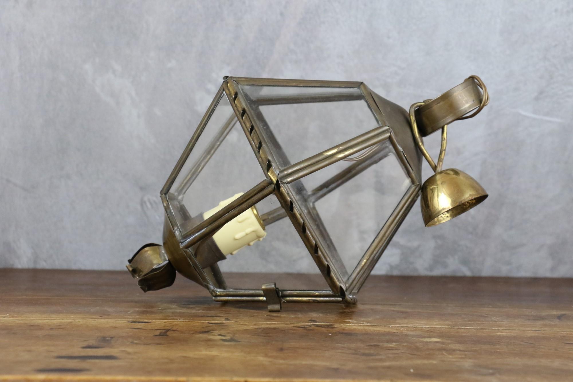 French vintage brass and cut clear glass hexagonal hanging lantern from circa the 1950s.
This adorable pendant lantern features a hexagonal brass and metal frame. Six faces and 12 clear glass panels on two levels.

Its height is 38cm (29cm without