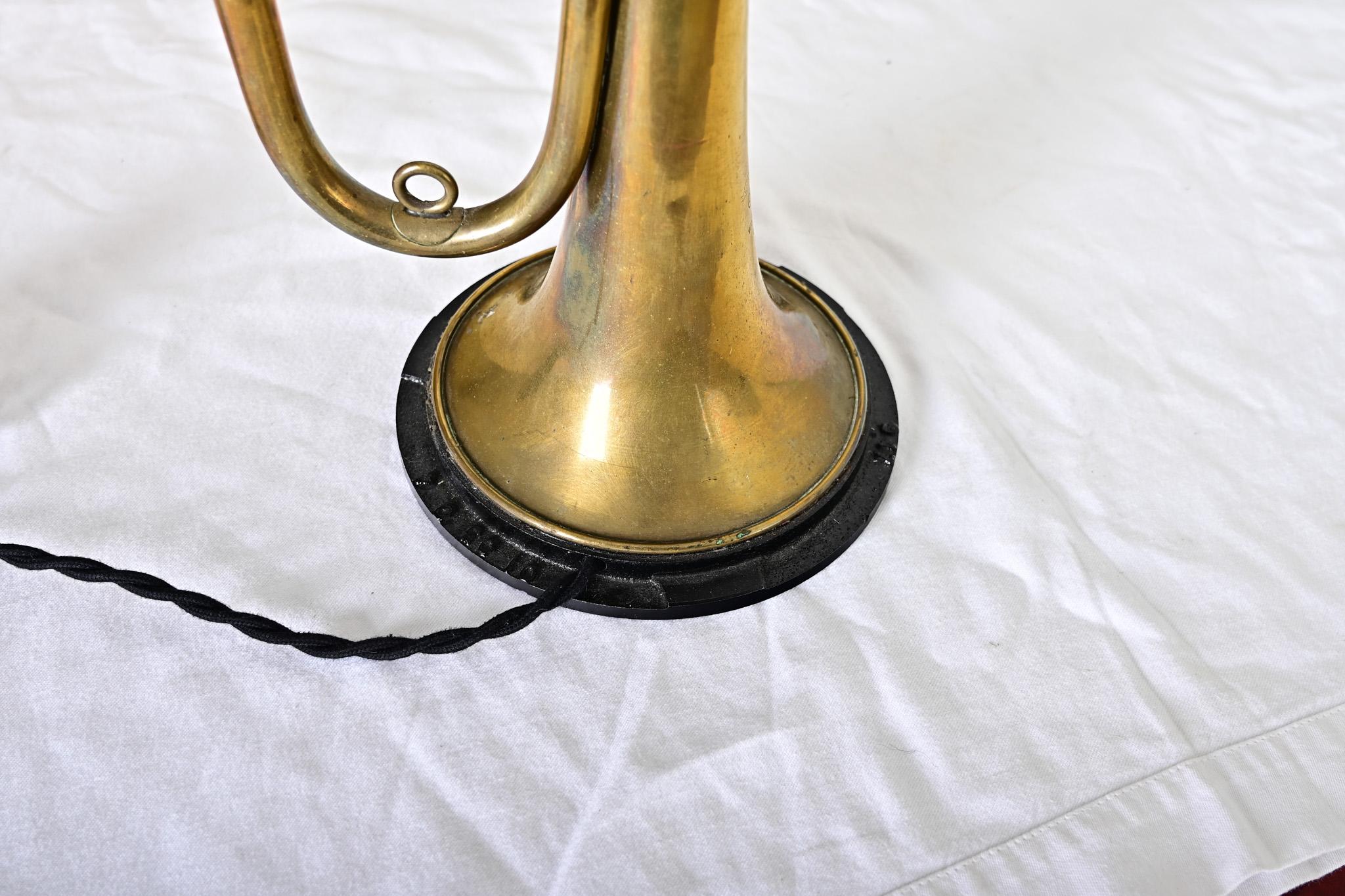 Lámpara de trompeta Couesnon francesa vintage de latón en venta 2