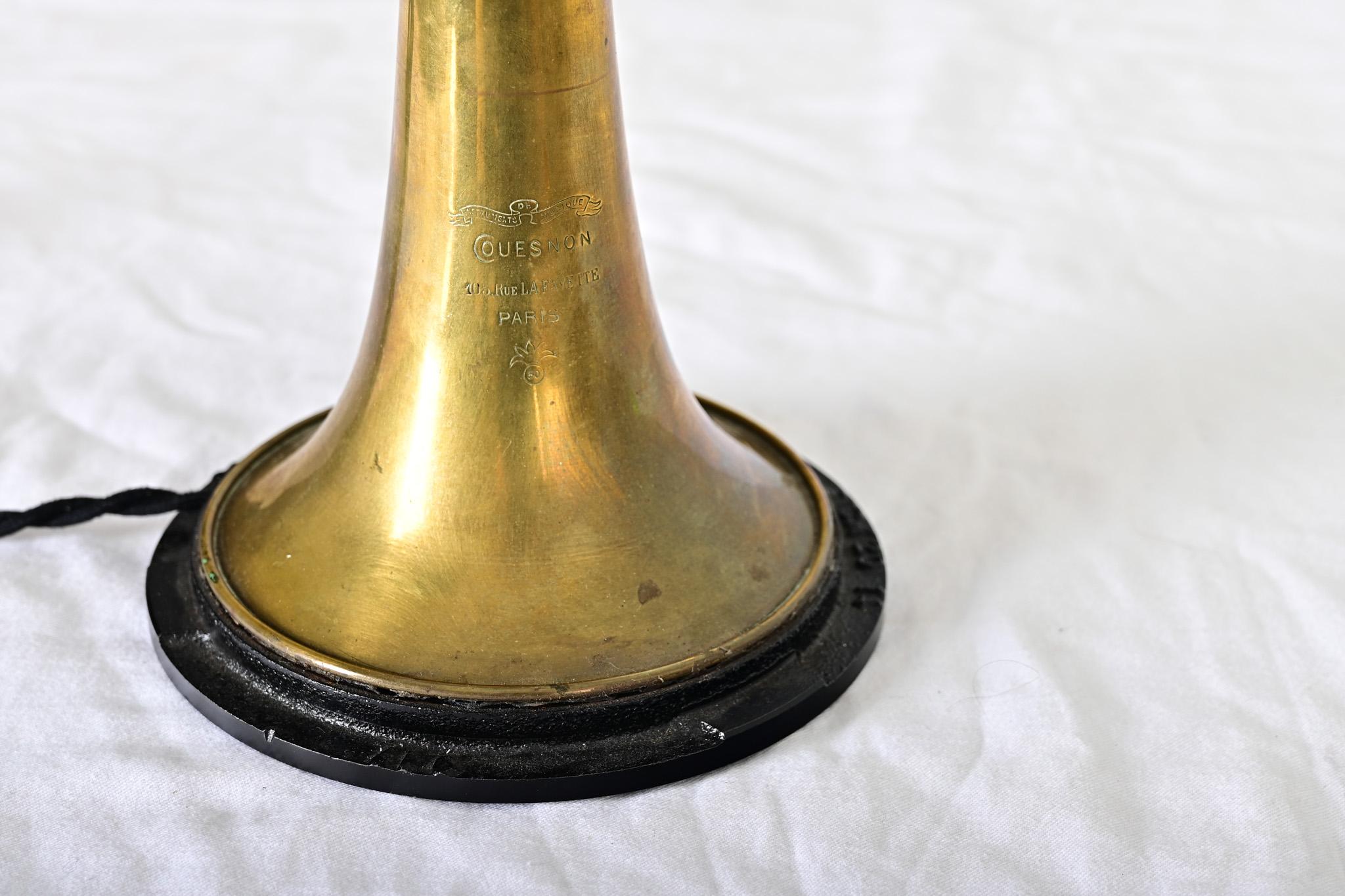 Lámpara de trompeta Couesnon francesa vintage de latón Vaciado en venta
