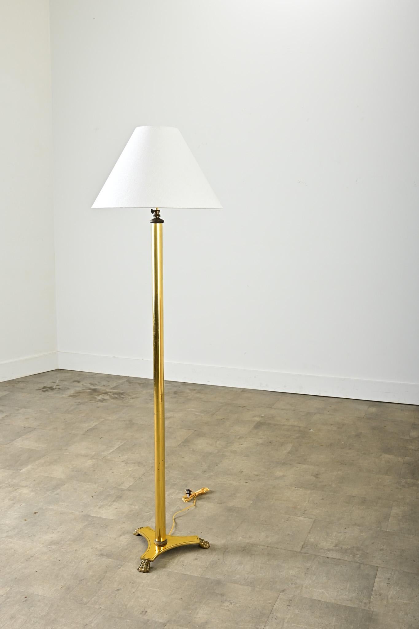 Fabuleux lampadaire vintage du milieu du siècle en laiton poli (dans le style de la Maison Jansen) avec un nouvel abat-jour en lin blanc. L'abat-jour conique diffuse la lumière d'une ampoule à culot standard, contrôlée par un interrupteur situé