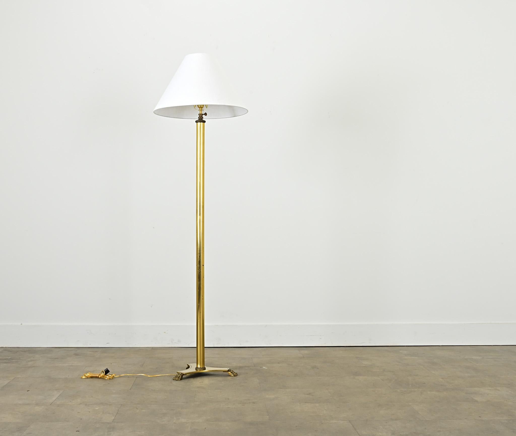 Hollywood Regency Lampadaire français en laiton vintage avec pieds en patte d'oie en vente