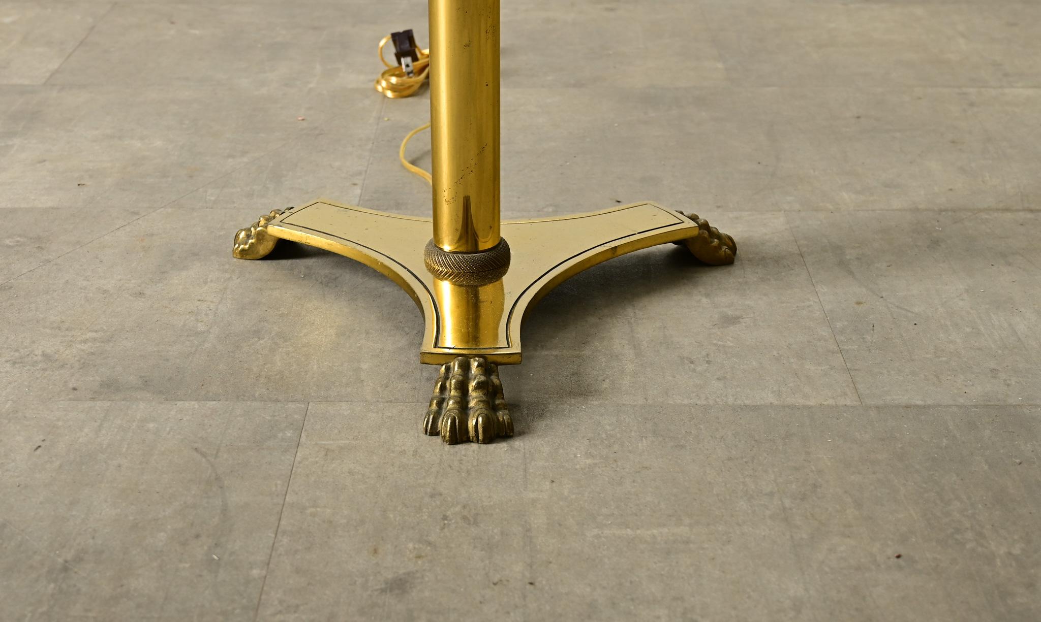 Français Lampadaire français en laiton vintage avec pieds en patte d'oie en vente