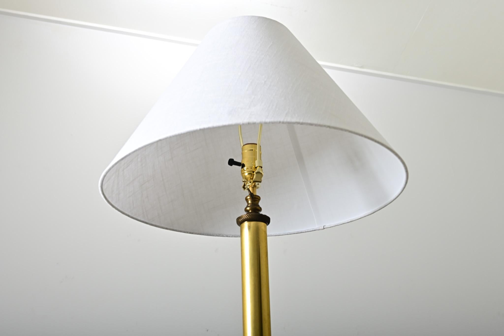 Moulage Lampadaire français en laiton vintage avec pieds en patte d'oie en vente