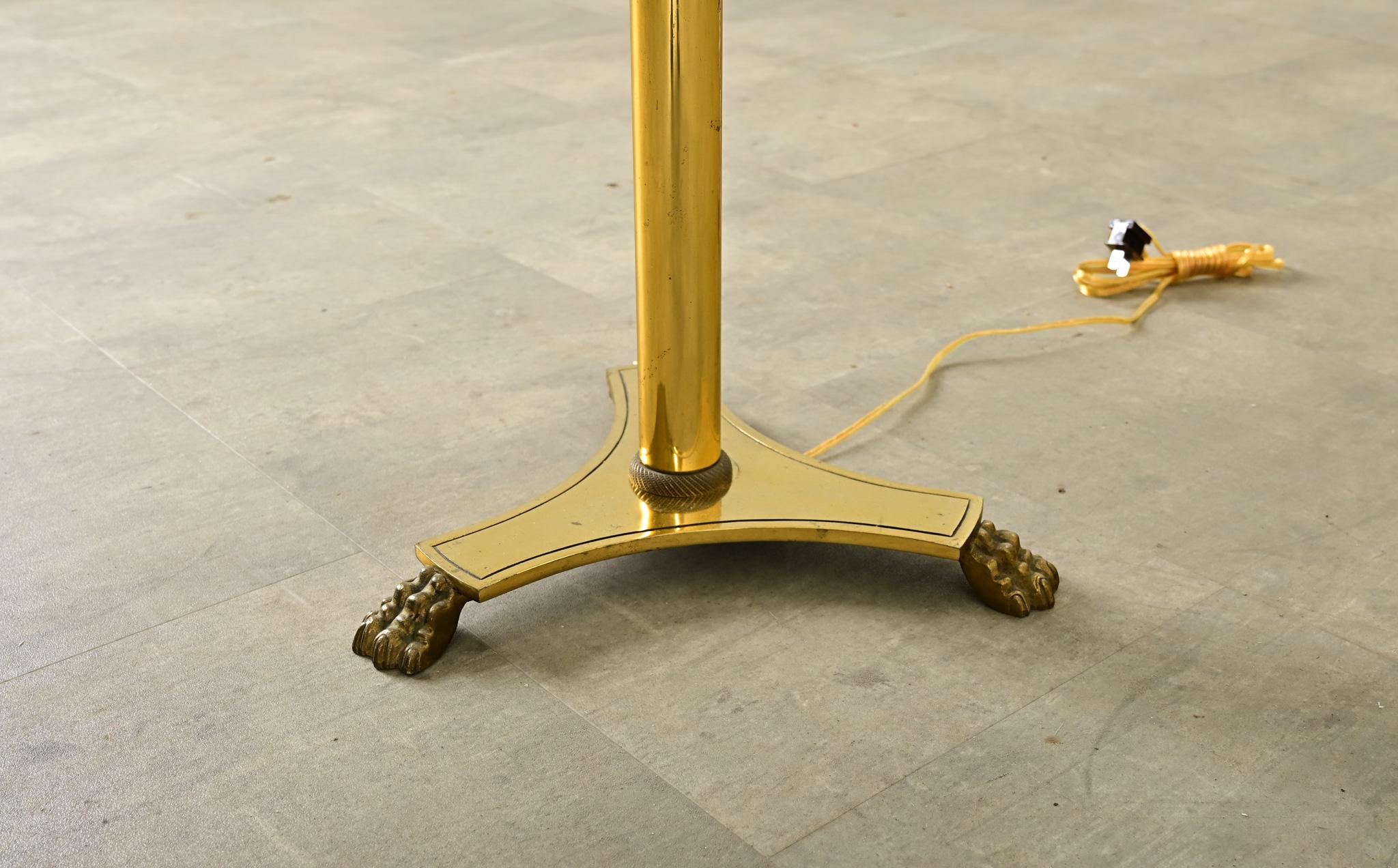 20ième siècle Lampadaire français en laiton vintage avec pieds en patte d'oie en vente