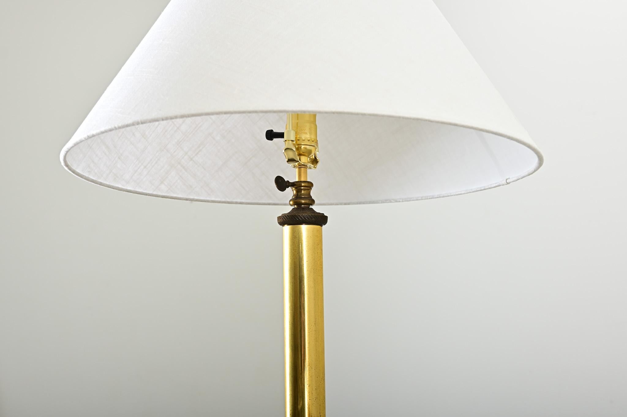 Laiton Lampadaire français en laiton vintage avec pieds en patte d'oie en vente