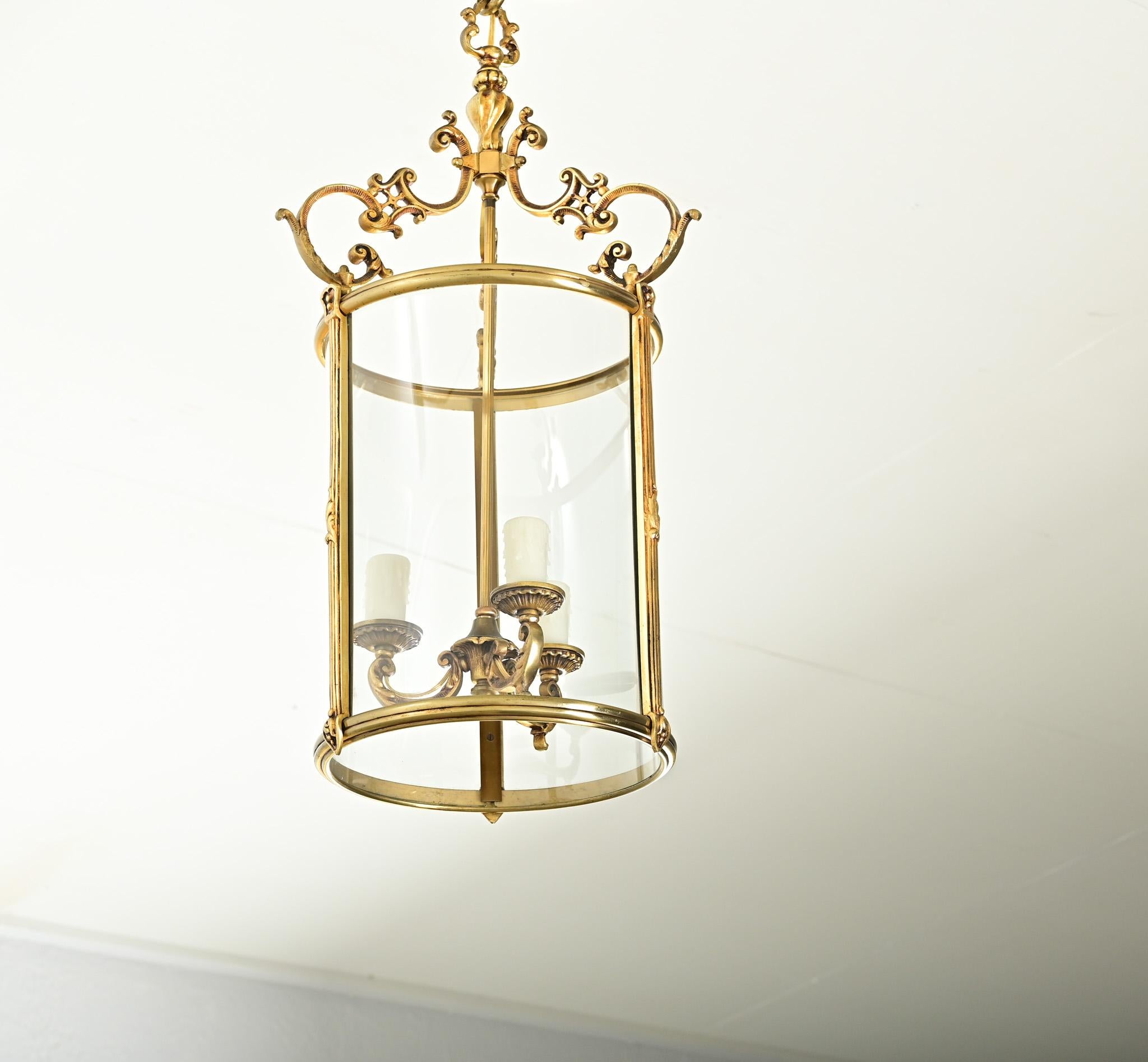 Questa lanterna vintage del XX secolo esemplifica l'artigianato francese e il rispetto per la tradizione con la sua sgargiante cornice in ottone a volute che illuminerà davvero una stanza. Probabilmente risalente al periodo di metà secolo dominato