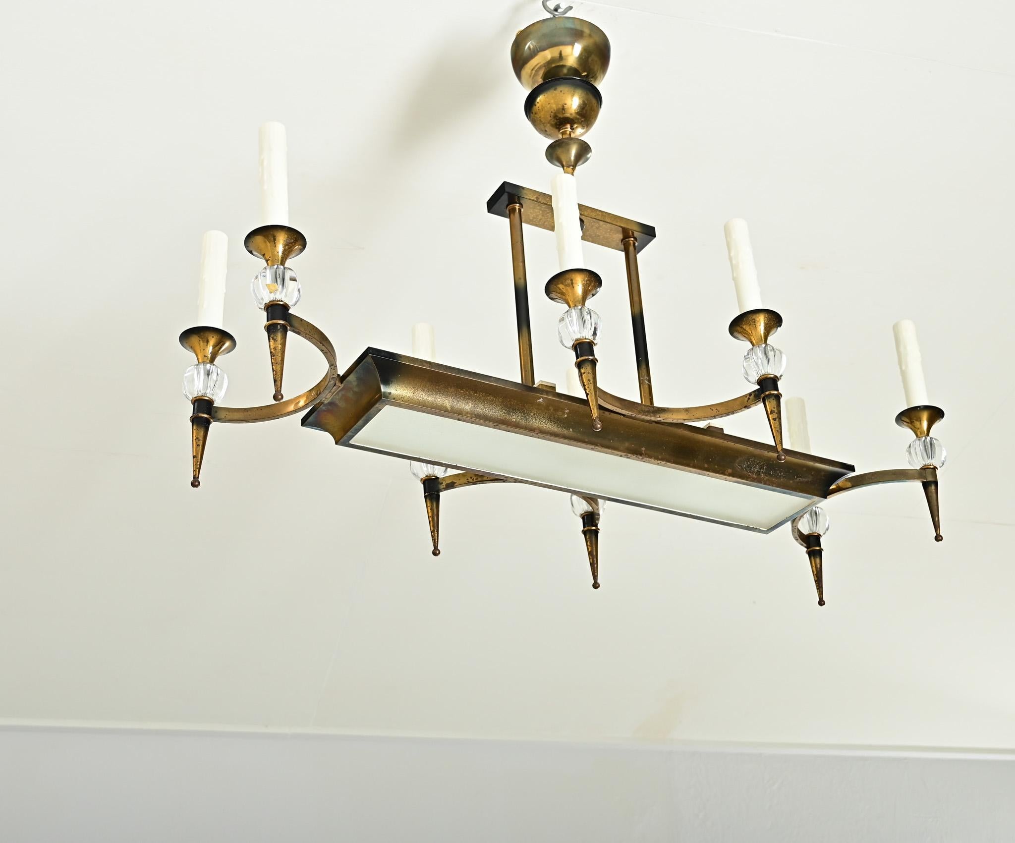 Fabulous French vintage “Moderne” linear brass chandelier or pendant light in the style of Maison Jansen, to illuminate a dining table, kitchen or foyer with glamor. The rectangular profile of the fixture is based on a brass frame around an inset