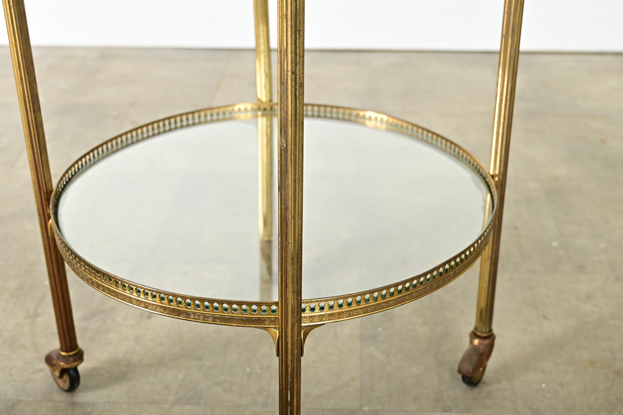 Mesa francesa vintage de latón y cristal en venta 2