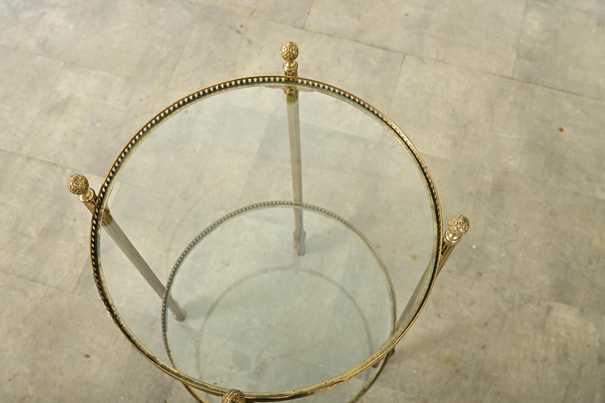 Mesa francesa vintage de latón y cristal en venta 4