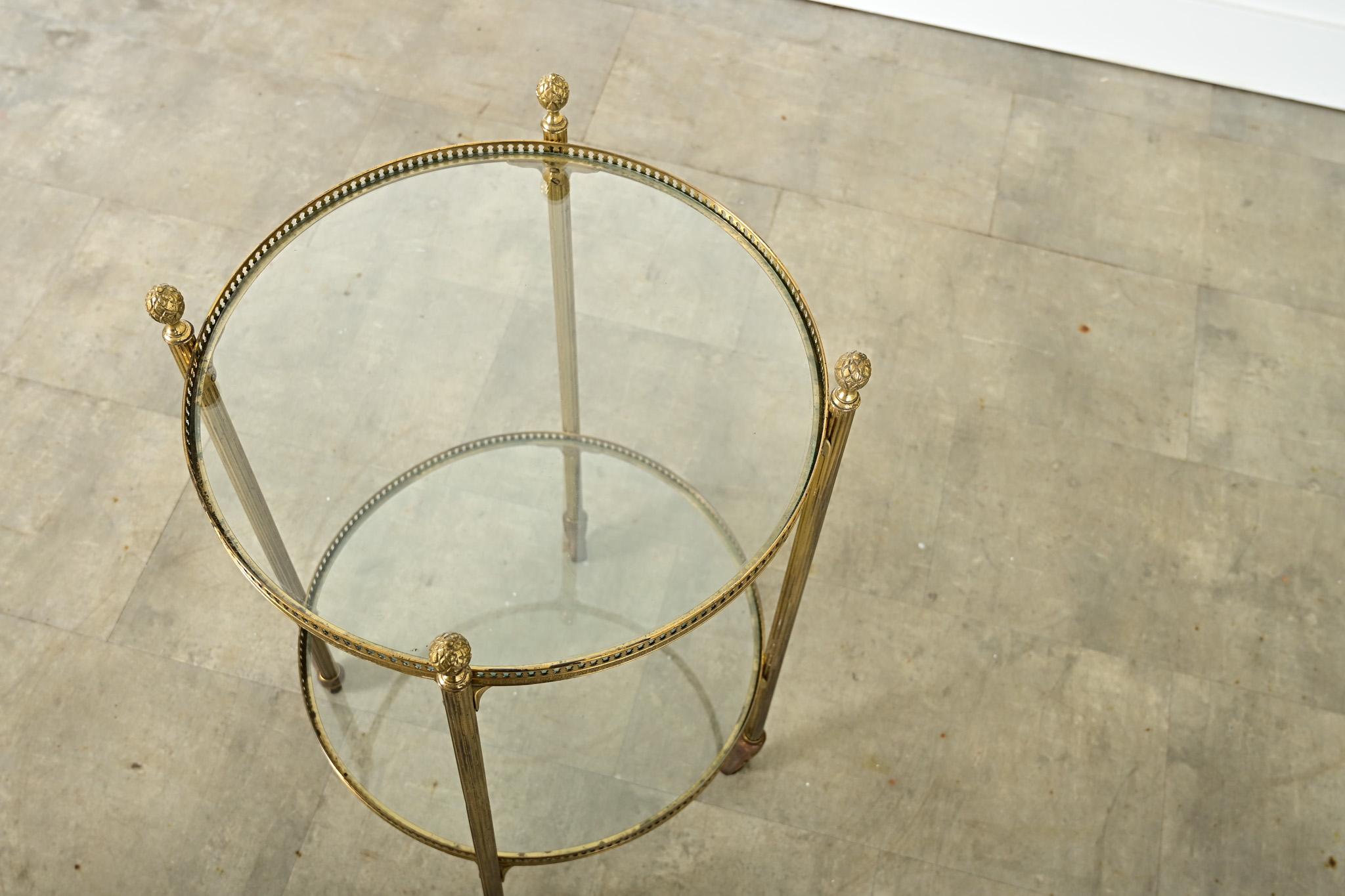 Mesa francesa vintage de latón y cristal en venta 5