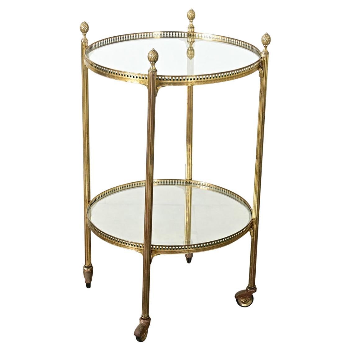 Mesa francesa vintage de latón y cristal en venta