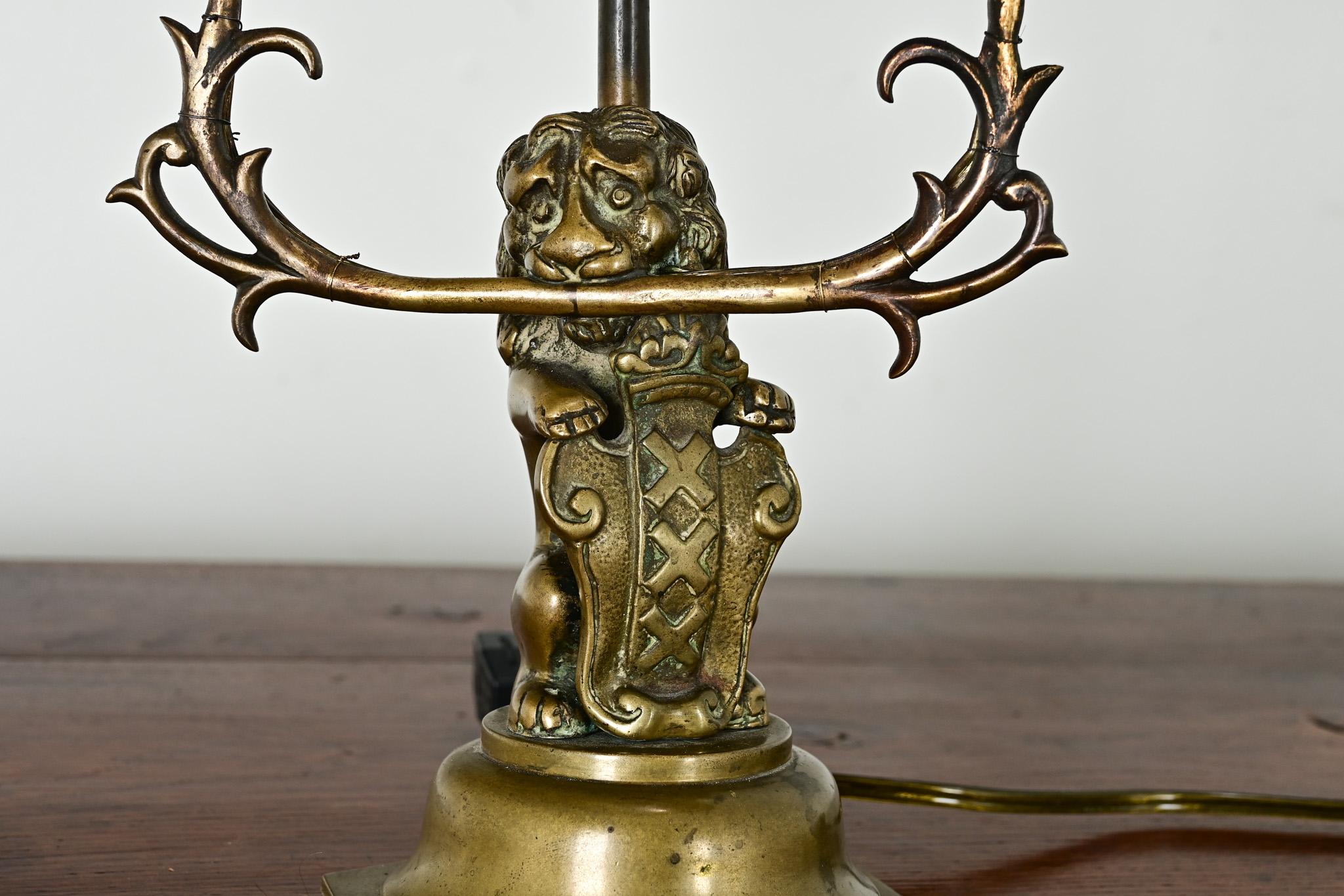 Lampe lion française vintage en laiton en vente 4