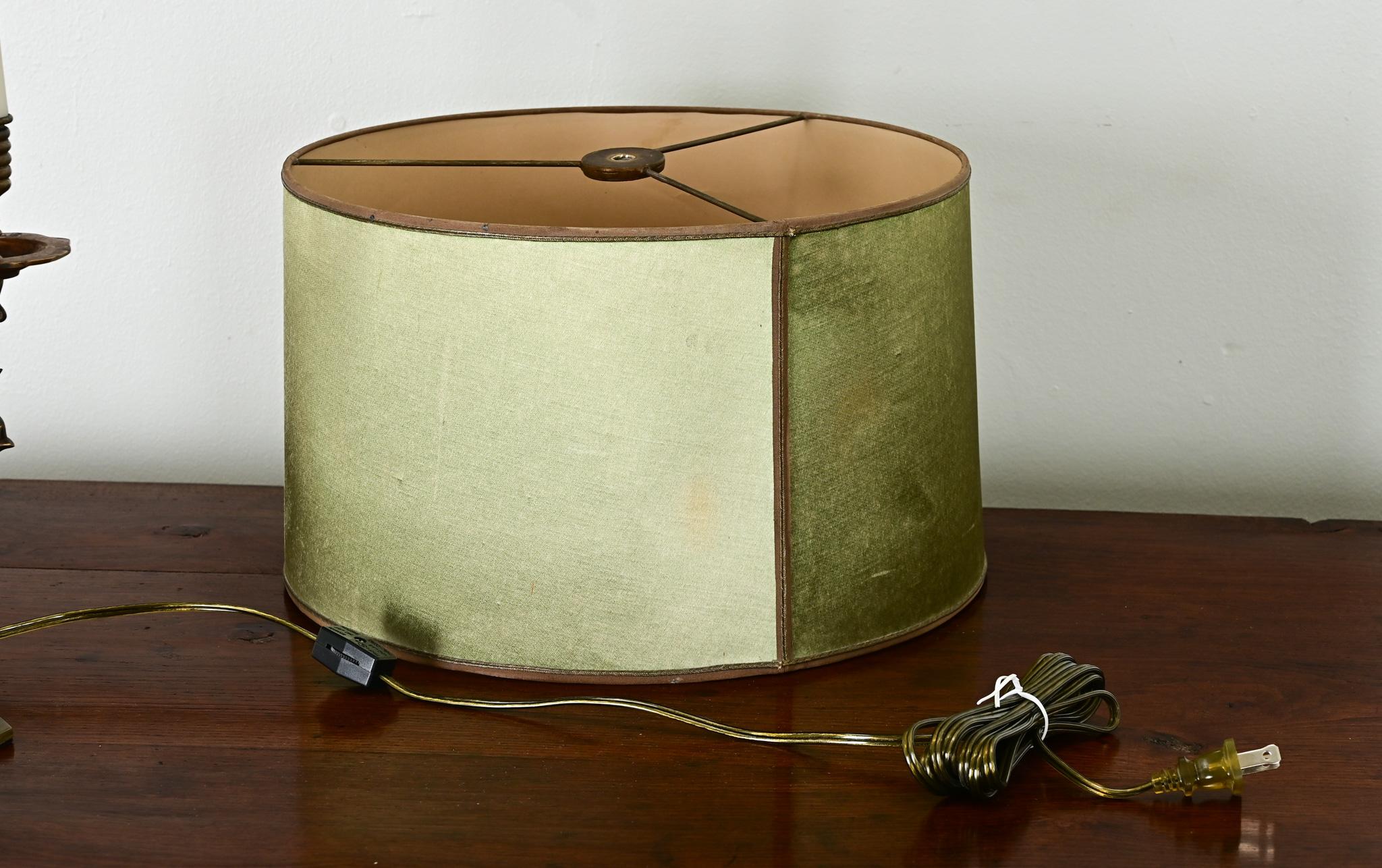 Lampe lion française vintage en laiton en vente 7