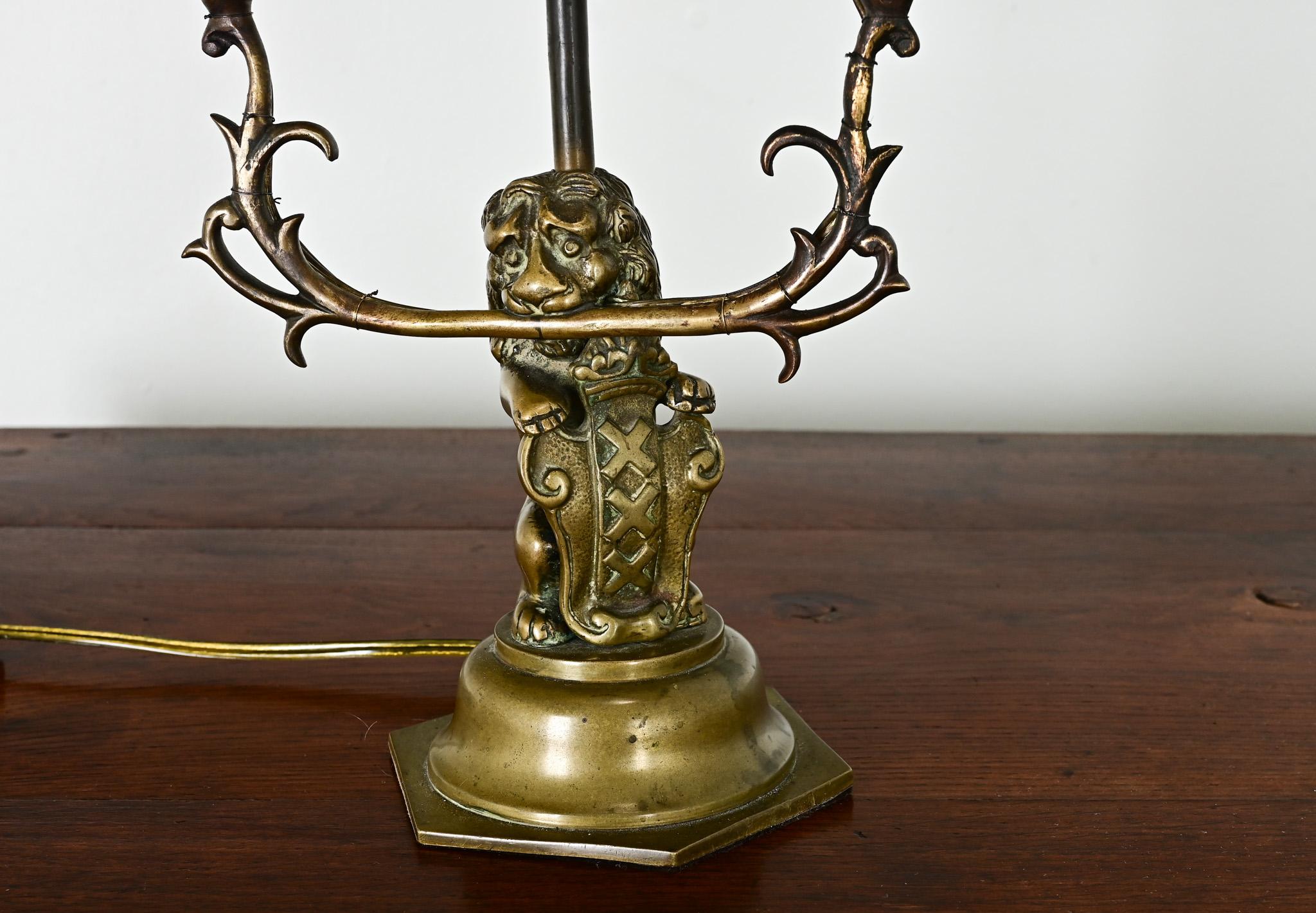Autre Lampe lion française vintage en laiton en vente