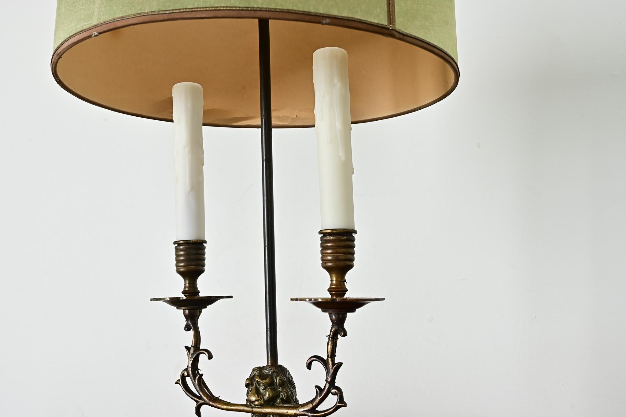 Moulage Lampe lion française vintage en laiton en vente