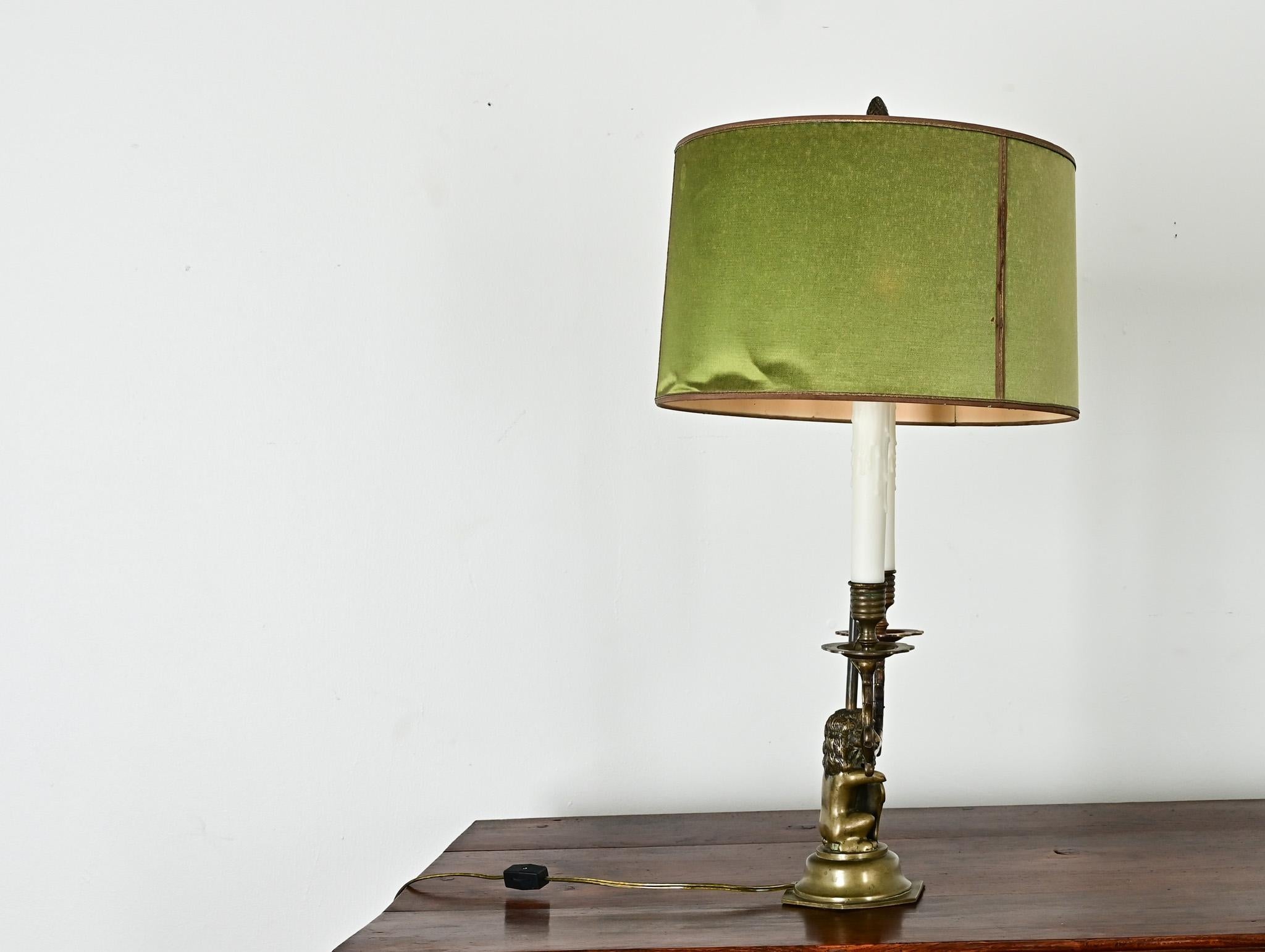 Laiton Lampe lion française vintage en laiton en vente
