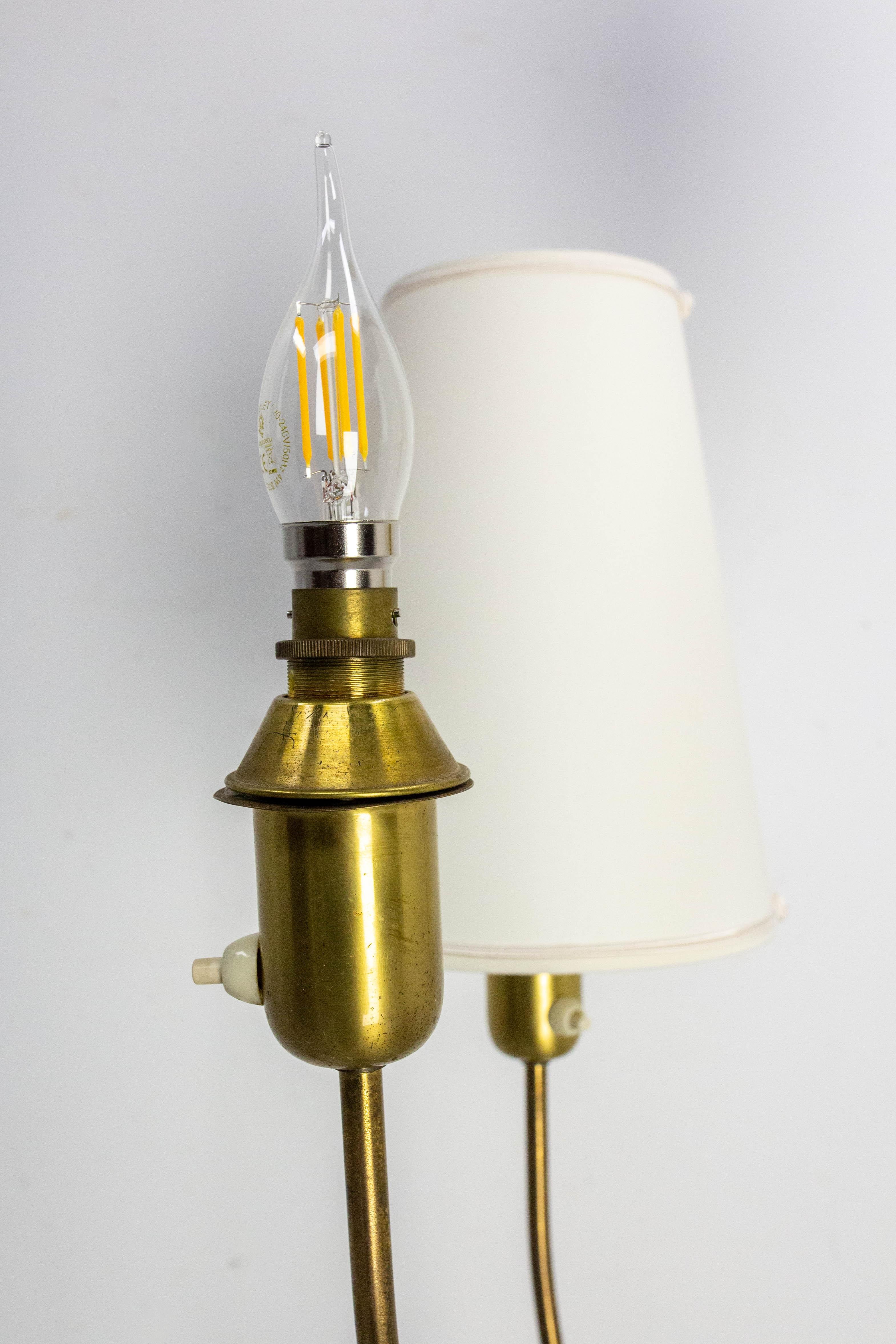 Lámpara de pie francesa vintage de latón y metal de mediados de siglo Tres luces circa 1950 3