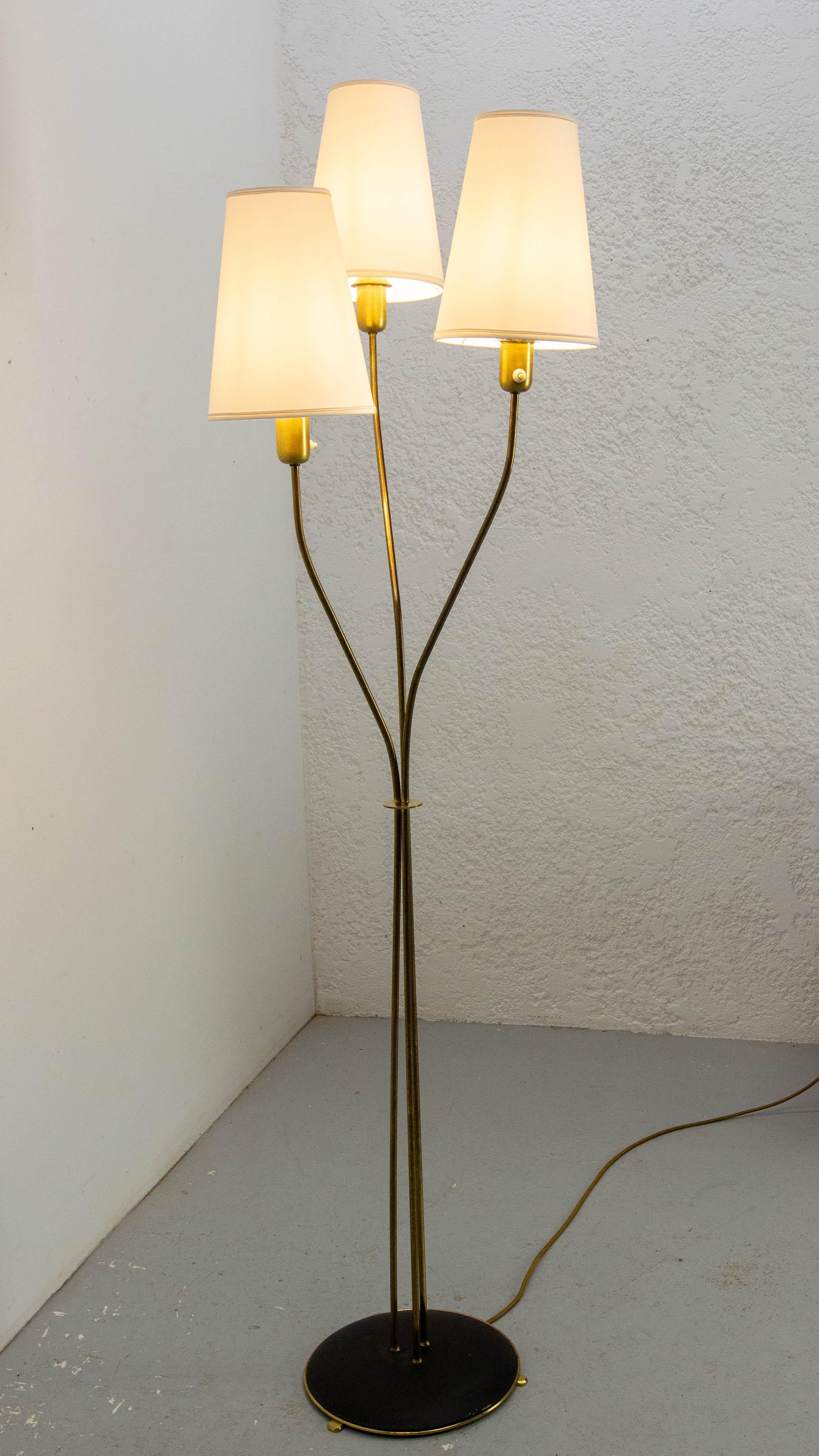 Lámpara de pie francesa vintage de latón y metal de mediados de siglo Tres luces circa 1950 Moderno de mediados de siglo