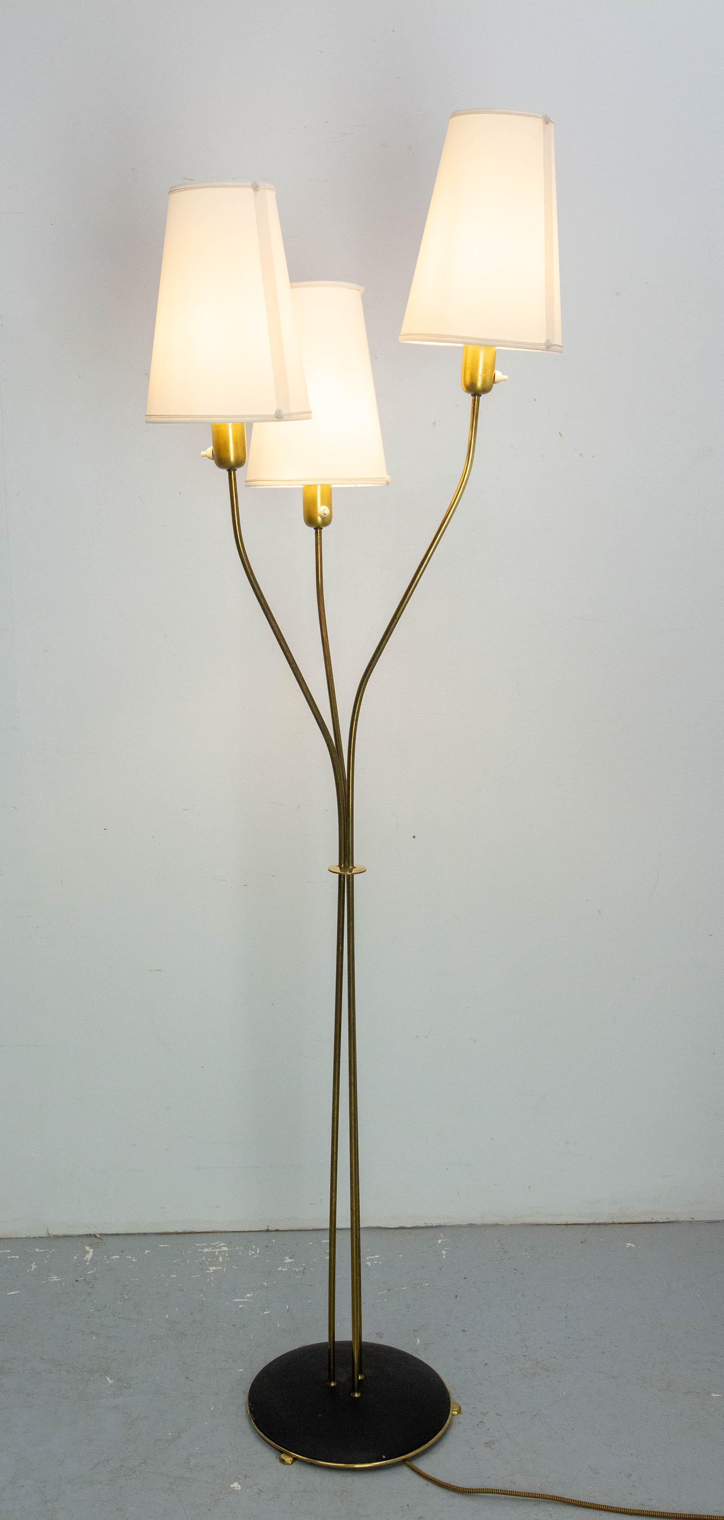 Lámpara de pie francesa vintage de latón y metal de mediados de siglo Tres luces circa 1950 Francés