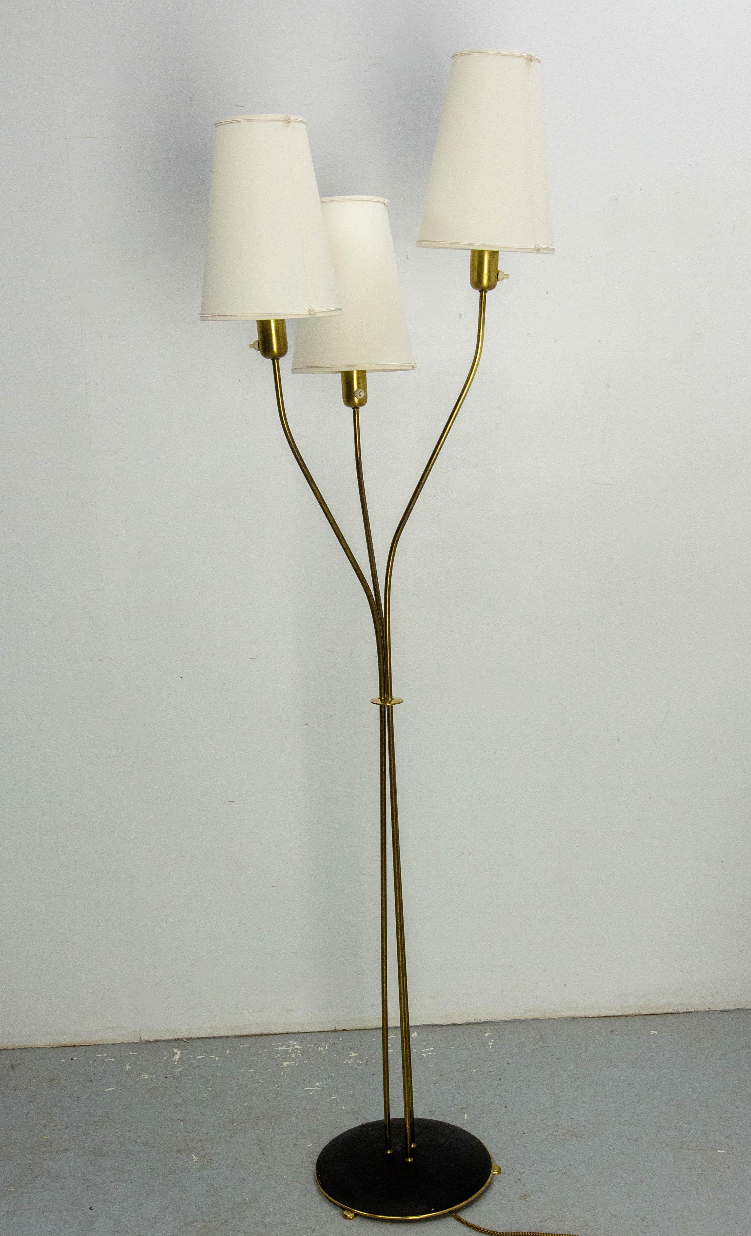 Lámpara de pie francesa vintage de latón y metal de mediados de siglo Tres luces circa 1950 en Bueno Estado en Labrit, Landes