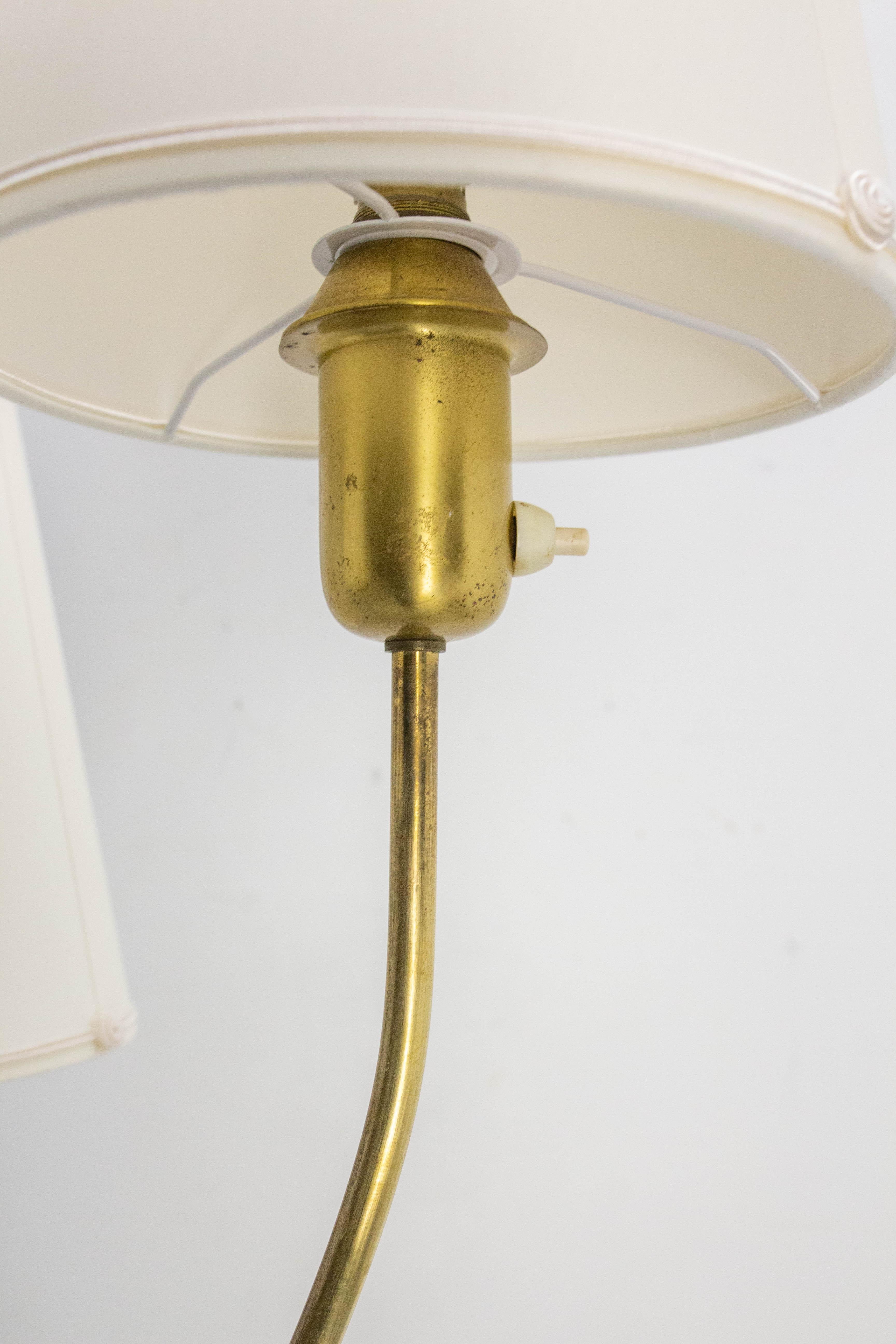 Lámpara de pie francesa vintage de latón y metal de mediados de siglo Tres luces circa 1950 Metal