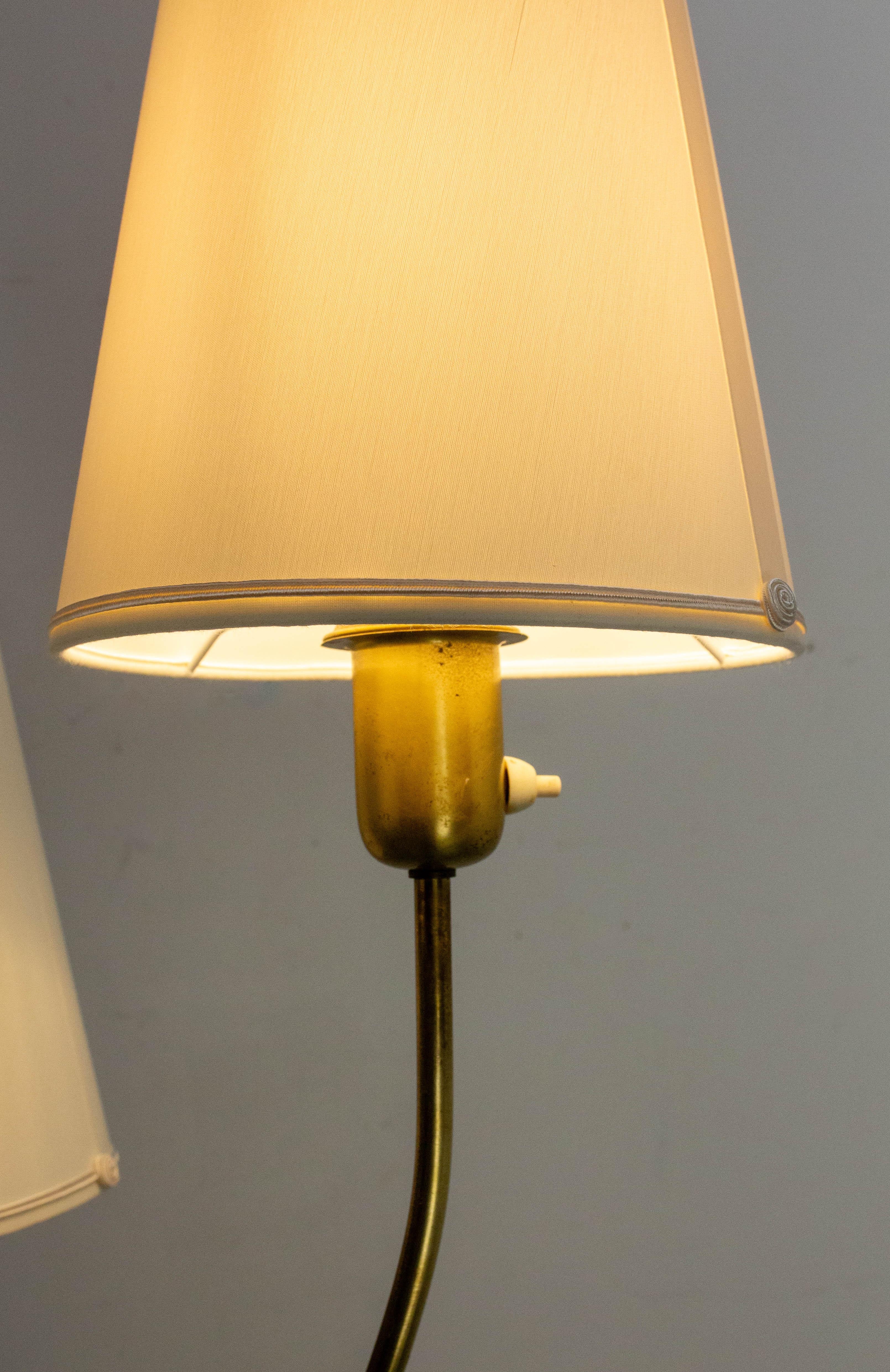 Lámpara de pie francesa vintage de latón y metal de mediados de siglo Tres luces circa 1950 1