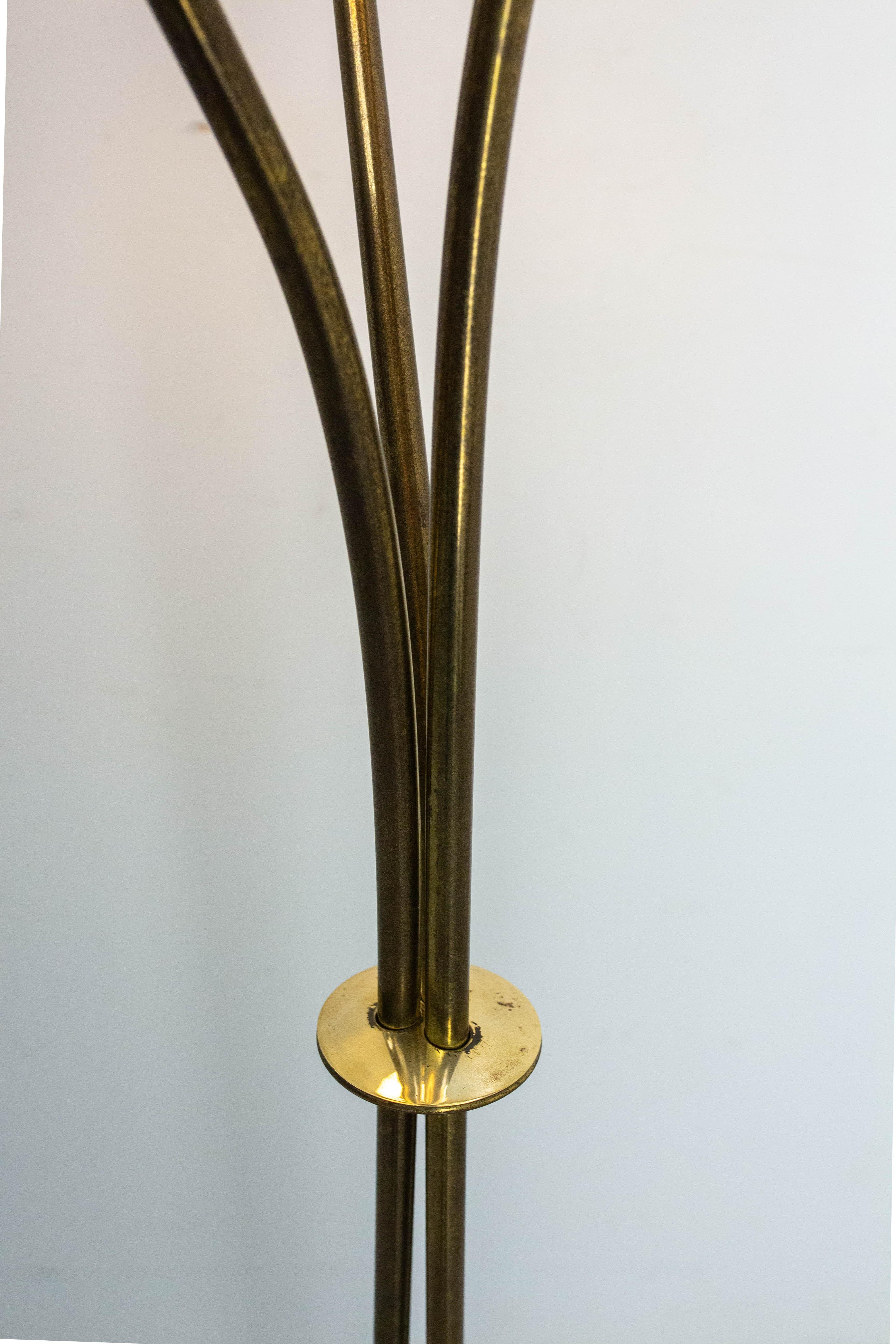 Lámpara de pie francesa vintage de latón y metal de mediados de siglo Tres luces circa 1950 2