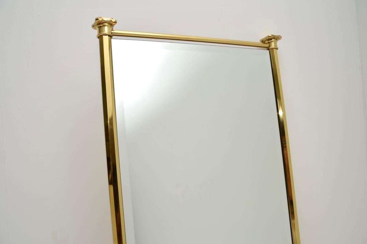 Uno specchio francese in ottone vintage elegante ed estremamente ben fatto. È stato prodotto in Francia e risale agli anni '70.

È di ottima qualità e di dimensioni notevoli. La cornice in ottone ha un design meraviglioso con i lati a forma di