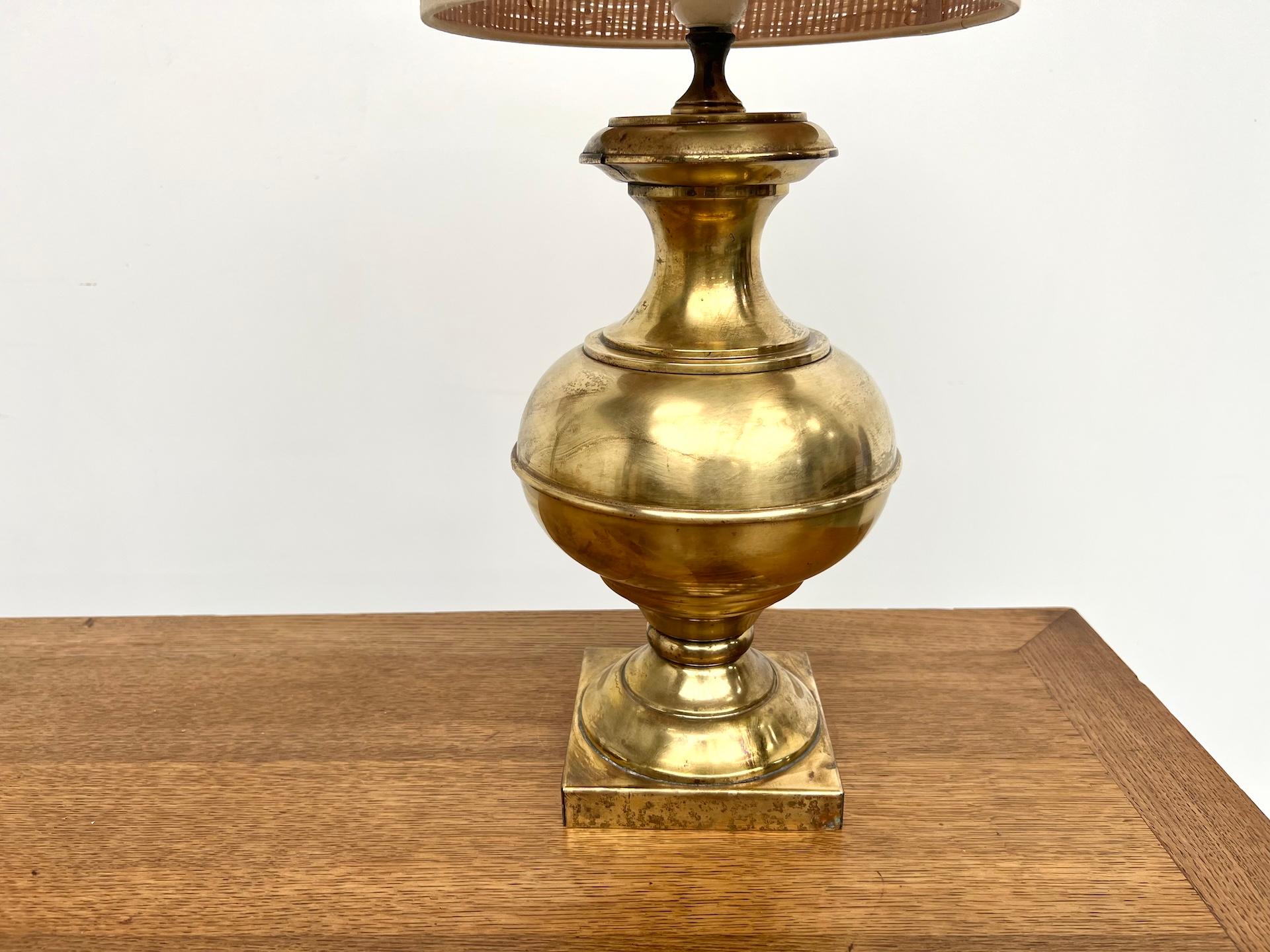 French vintage brass table lamp In Good Condition For Sale In LYON, FR
