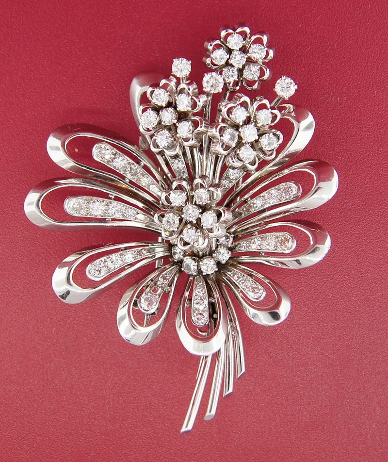 French Vintage Brooch 18k Gold Diamond Flower Pin Clip Estate Jewelry In Good Condition For Sale In Beverly Hills, CA