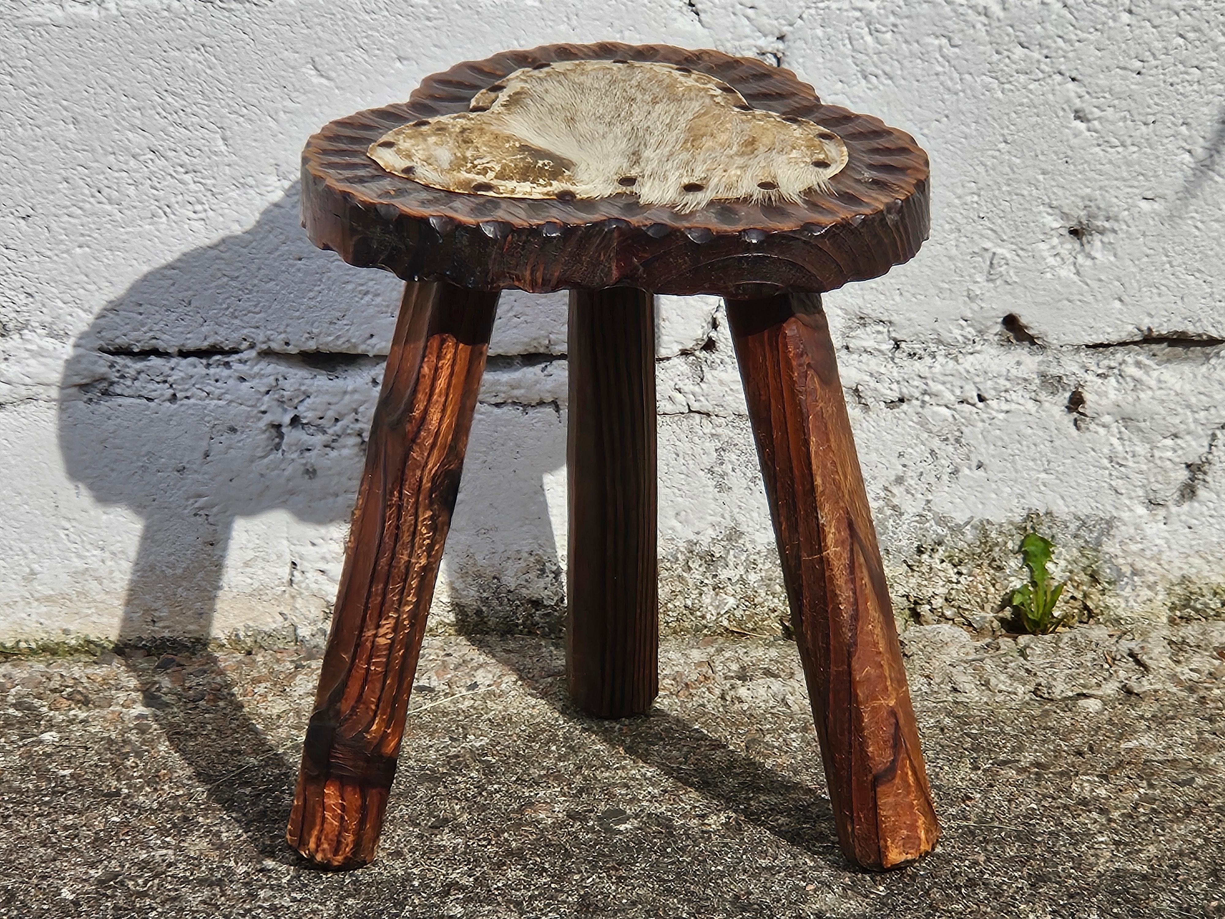 French Vintage Brutalist Hand carved Tripod Stool - 50s In Good Condition In Bussiere Dunoise, Nouvel Aquitaine