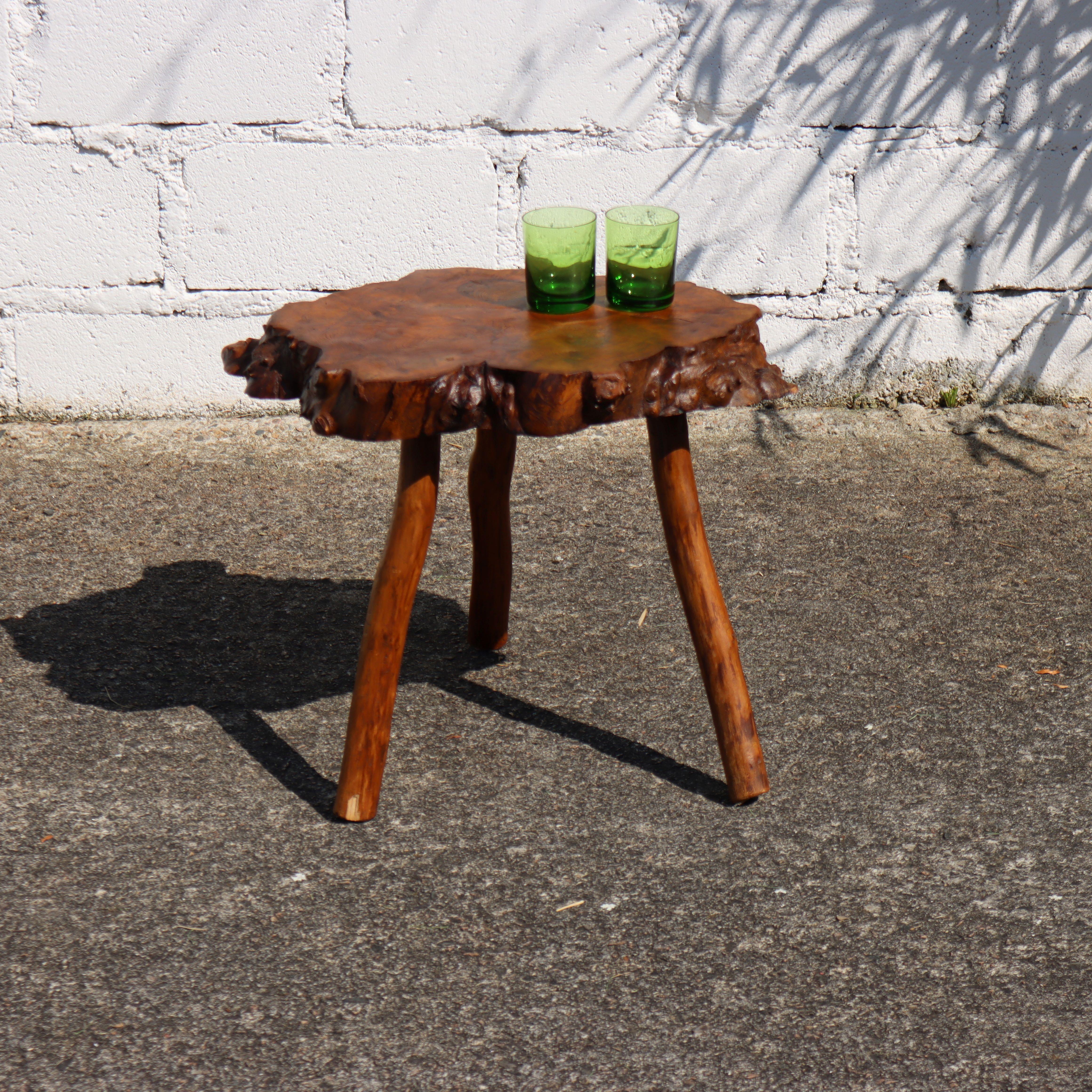 Massive French Vintage Elm Wood Tree Trunk Side Table from the 50s
Spectacular Cross-Section through the Centuries-old Wood of the Field Elm.
Heavy- sturdy-Design in its purest Form. A Brutalist Elm Wood Side table with wonderful Wood Grain.
The