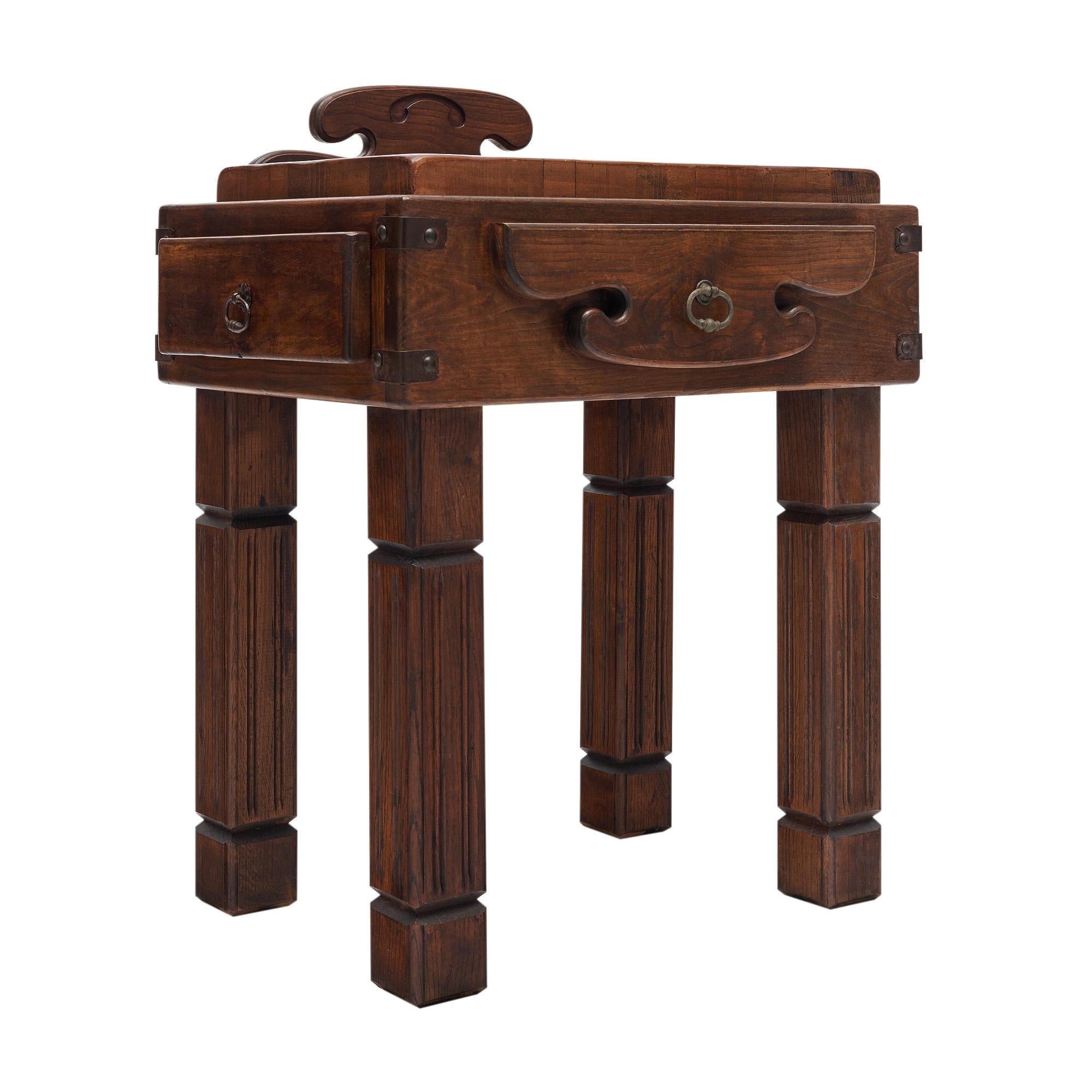 Mesa de bloque de carnicero de época Art Déco Francia. Esta pieza está fabricada en madera maciza con una tapa de bloque de carnicero y cajones funcionales. Hay patas cuadradas que sostienen la mesa. Esta pieza está en excelente estado vintage - las